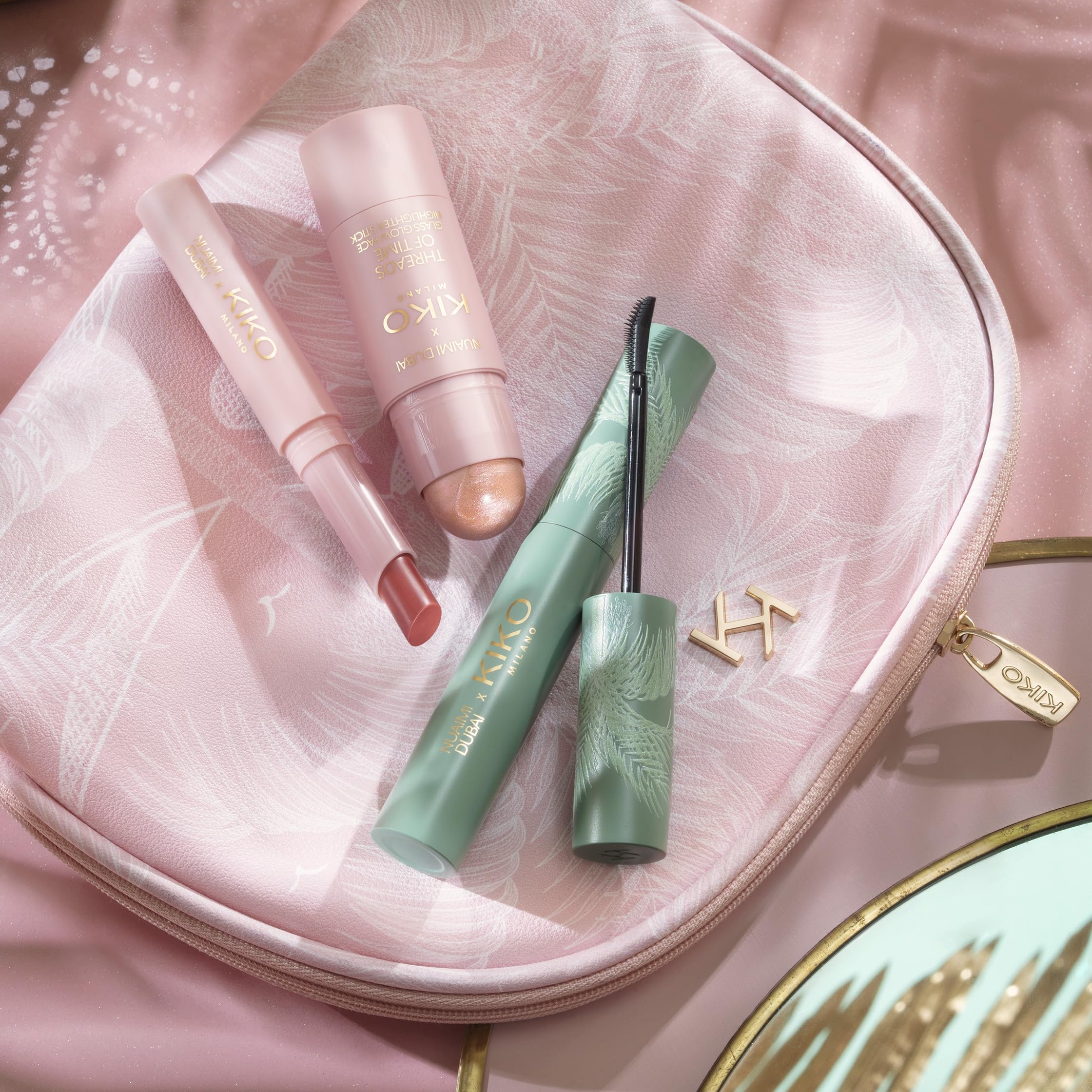 KIKO Milano Threads Of Time Glass Glow Icons Make Up Kit, Kit De Maquillaje De Regalo: Iluminador En Stick, Cera Para Cejas Y Brillo En Stick