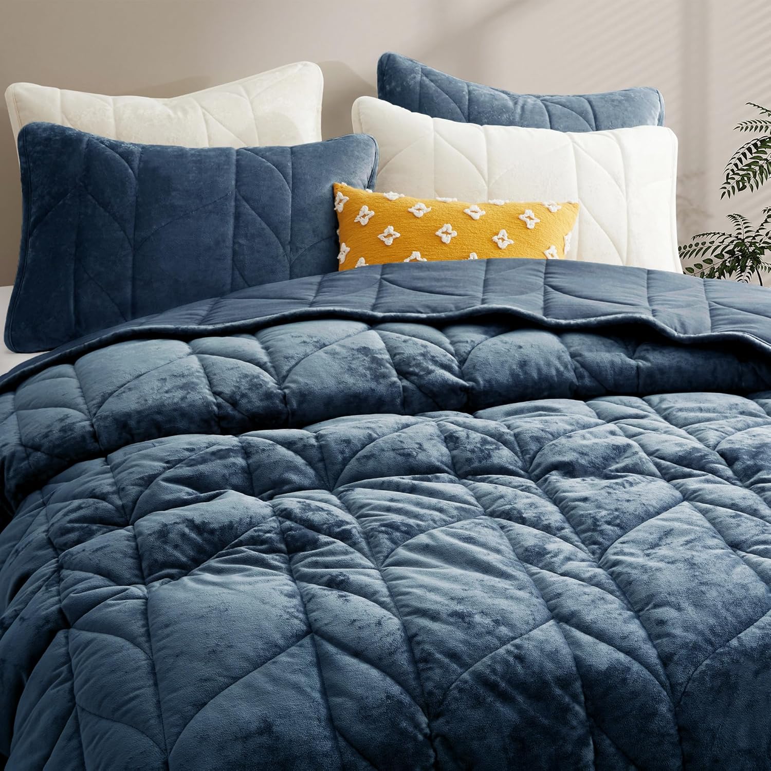 Oli Anderson Velvet Quilt Set King Size - Lightweight Bedspread Coverlet - Soft Velvet Comforter Set - Reversible Quilted Bedding Set for All Seasons - Navy Blue - 3 PCS (1 Quilt, 2 Pillow Shams)