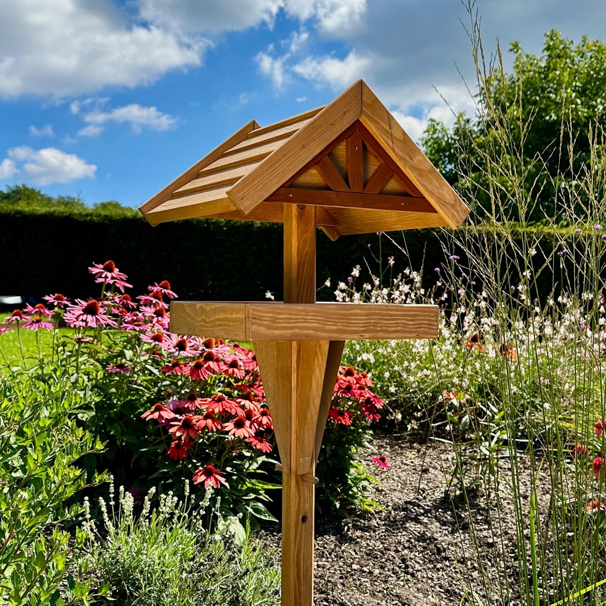 GARTENETAGE Höhenverstellbares Vogelhaus mit Ständer wetterfest/massives Vogelhaus Holz mit Erdspieß/Vogelfutterhaus mit Ständer/Robustes Vogelhäuschen für Ihren Garten
