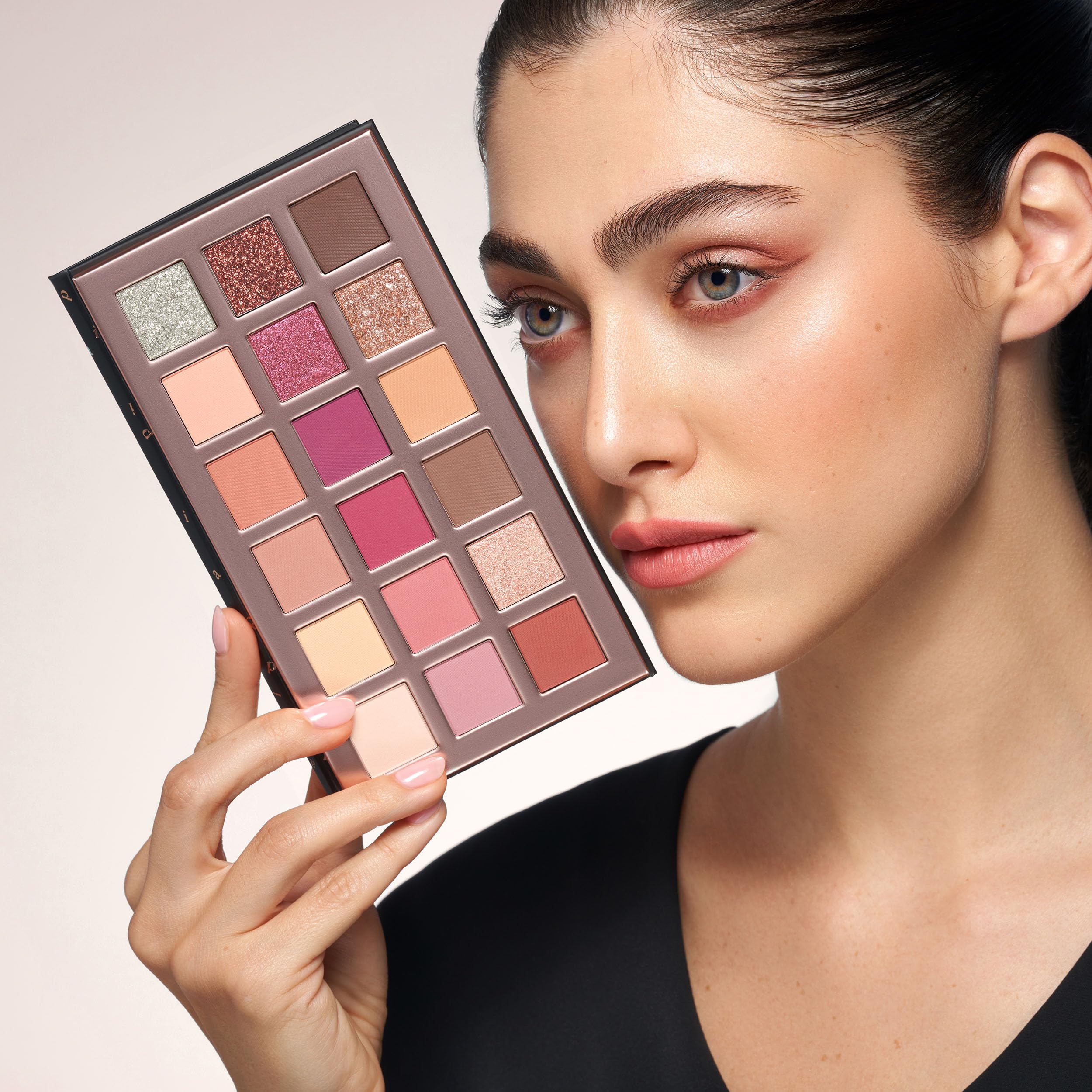 Pippa Of LondonSoho Eyeshadow Palette 351 Luxury Eye Make Up with 18 Diamond Sparkle, Metallic, Pearlescent and Matte Colours in Rose Gold case with Mirror