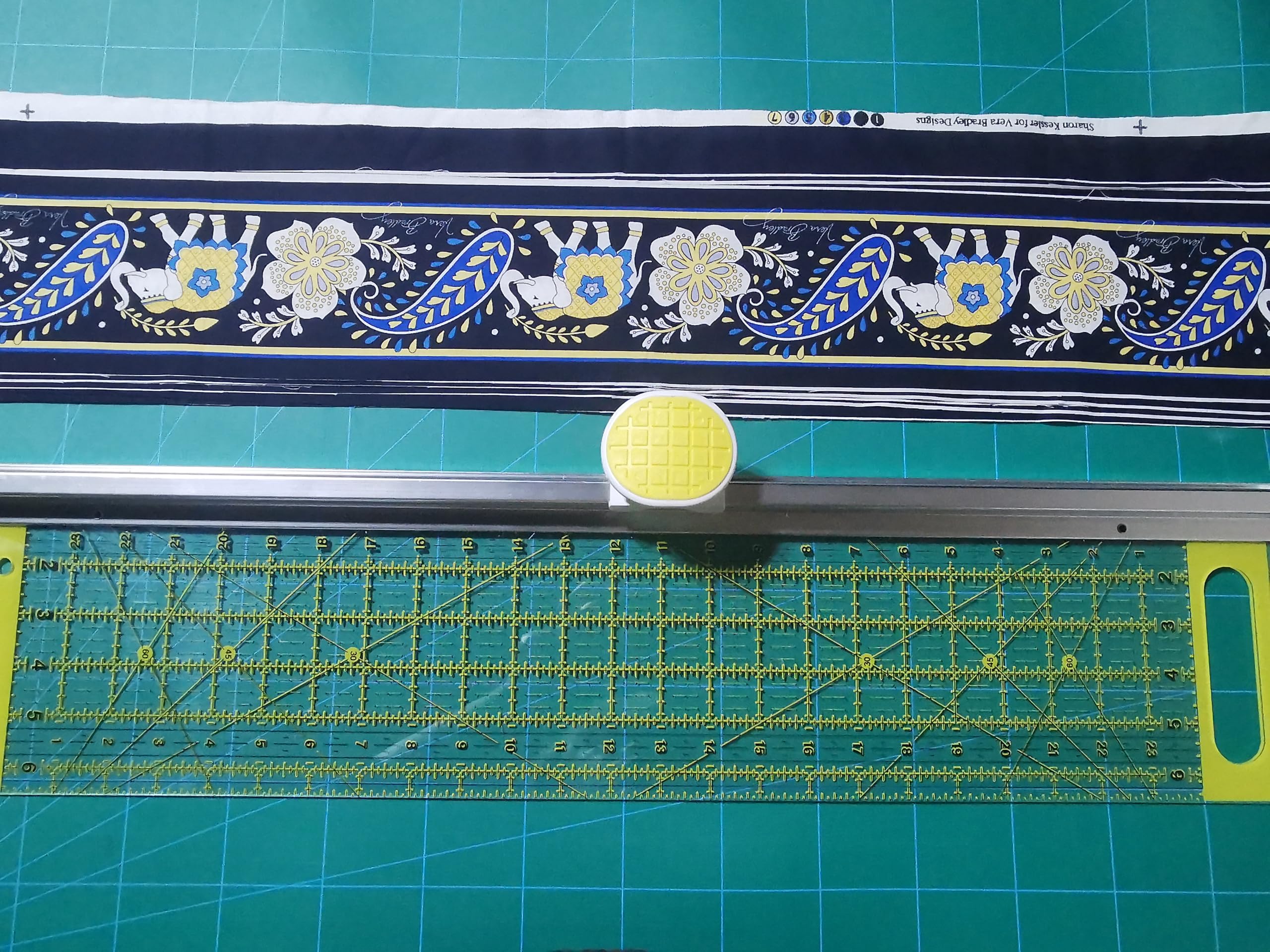 61 cm L x 15,2 cm B Rollschneider und Lineal, Kombination mit 2 zusätzlichen Klingen, Stoffschneider mit ergonomischem Griff für einfaches Schneiden von Stoff