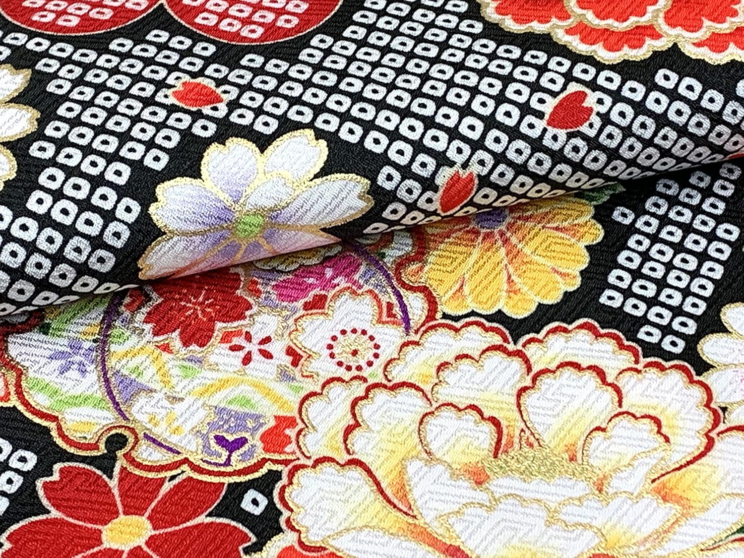 七五三に正絹三歳の着物、被布のセット 赤色の綸子に捻り梅 京友禅