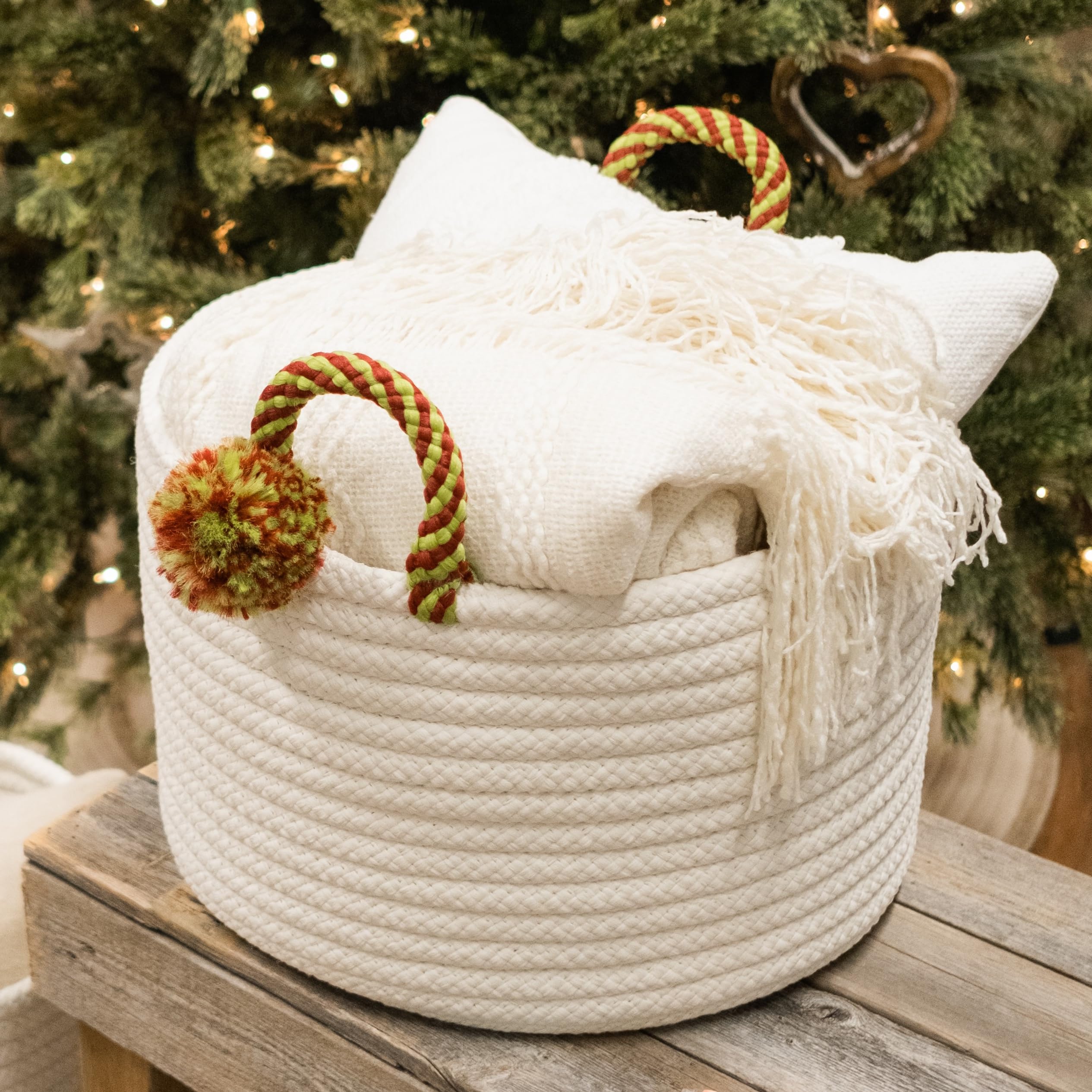 Cesta de remolinos navideños roja y verde con acabados de alta calidad para salones elegantes