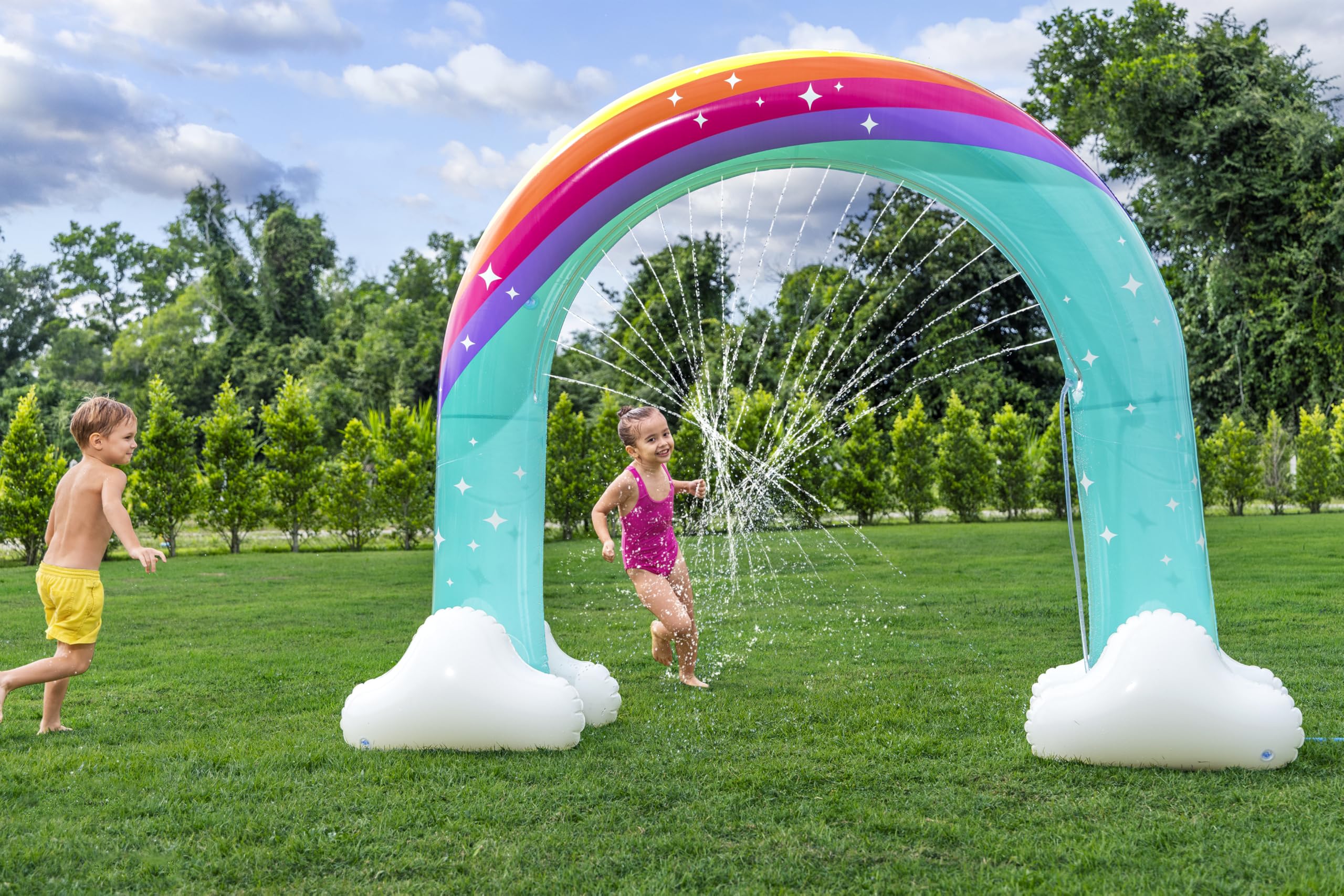 Bestway Wassersprinkler Riesen-Regenbogen, 221 x 71 x 193 cm, strapazierfähiges PVC, Wassersprinklerfunktion, Gartenschlauchanschluss, ab 2 Jahren, Sicherheitsventile, Regenbogen-Design