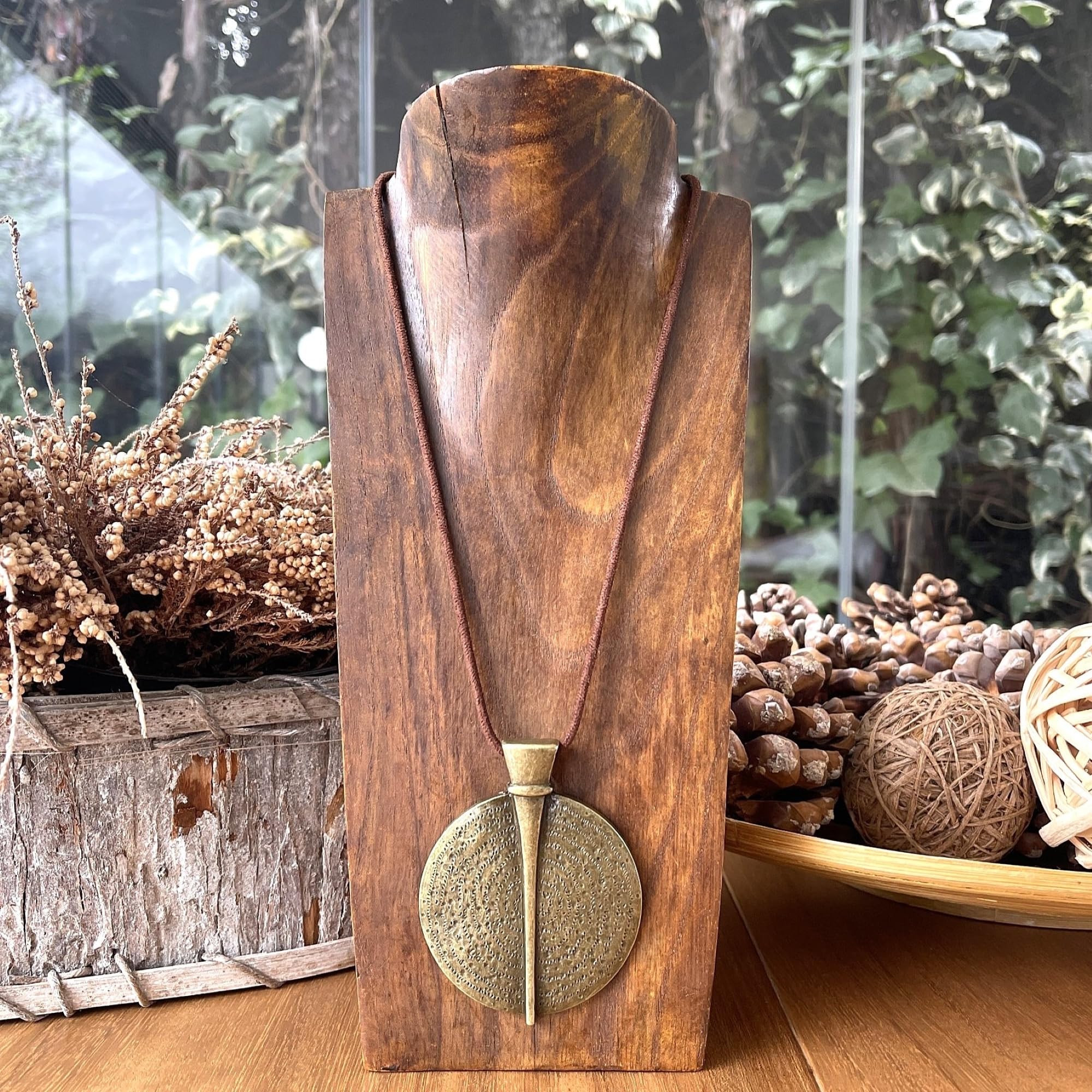 ASTER ALHELÍ Collana Donna Etnica Grande con Medaglione Finitura Bronzo e Cordino in Camoscio Marrone – Collana Lunga Regolabile Stile Boho – Gioielleria Artigianale Idea Regalo (Bronzo)