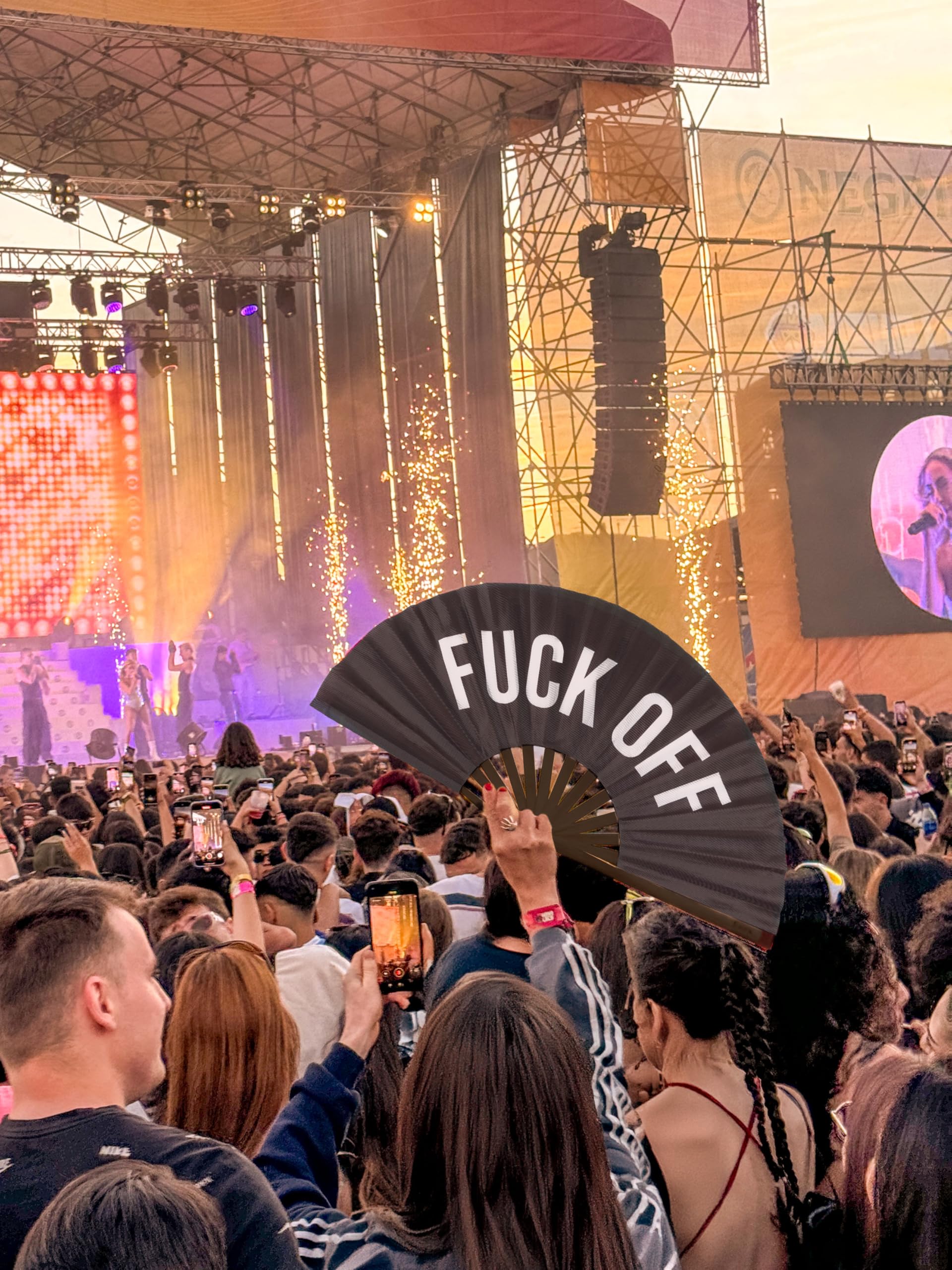 Fisura - duży składany wachlarz "f*CK Off". Oryginalny wachlarz z dużym przesłaniem czarny XXL. Składany wachlarz bambusa. Wymiary: 64 x 33 centymetry.