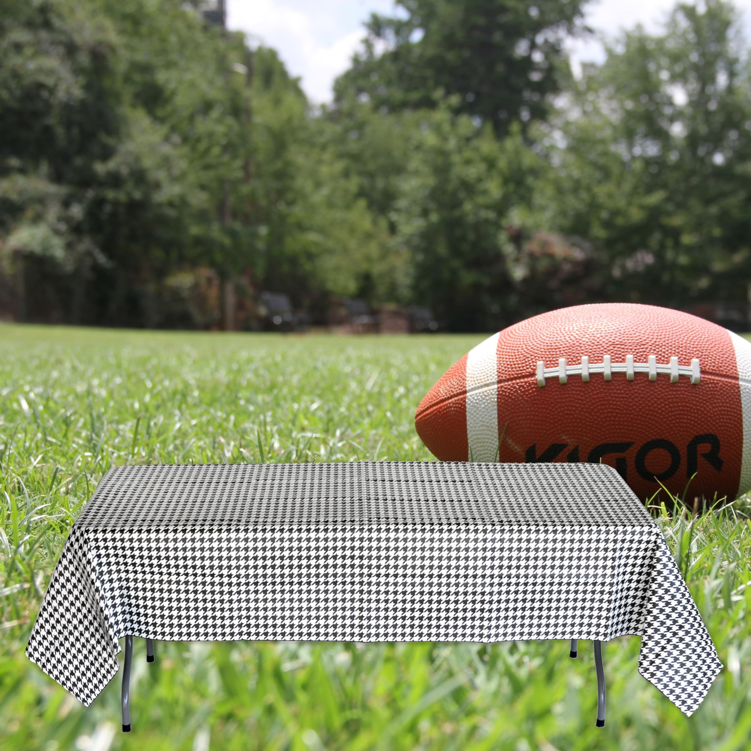 Havercamp Houndstooth - Juego de 2 fundas de mesa de papel (137,2 x 274,3 cm, resistente al agua y al desgarro, color blanco y negro