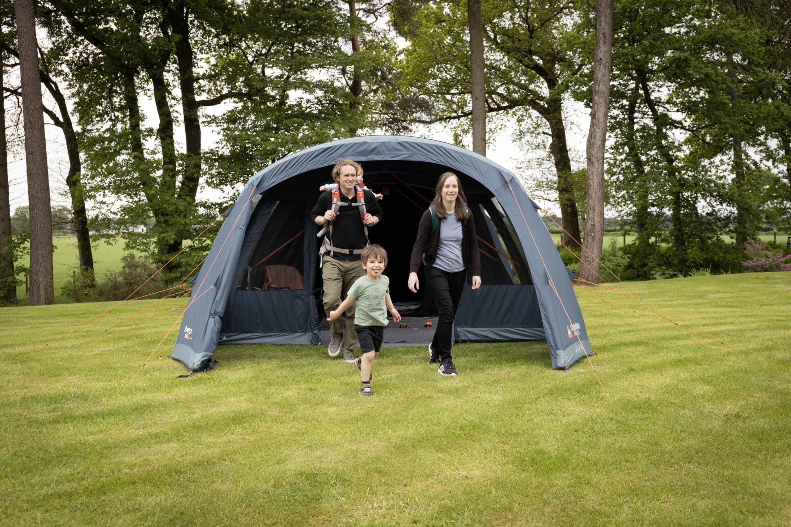 Vango Savannah Air 600XL Aufblasbares Familienzelt für 6 Personen, AirBeam® Fast Pitch, großer Doppelwohnbereich, Queen-Size-Schlafzimmer, 4000 mm wasserdicht, Bodenplanenschutz im Lieferumfang