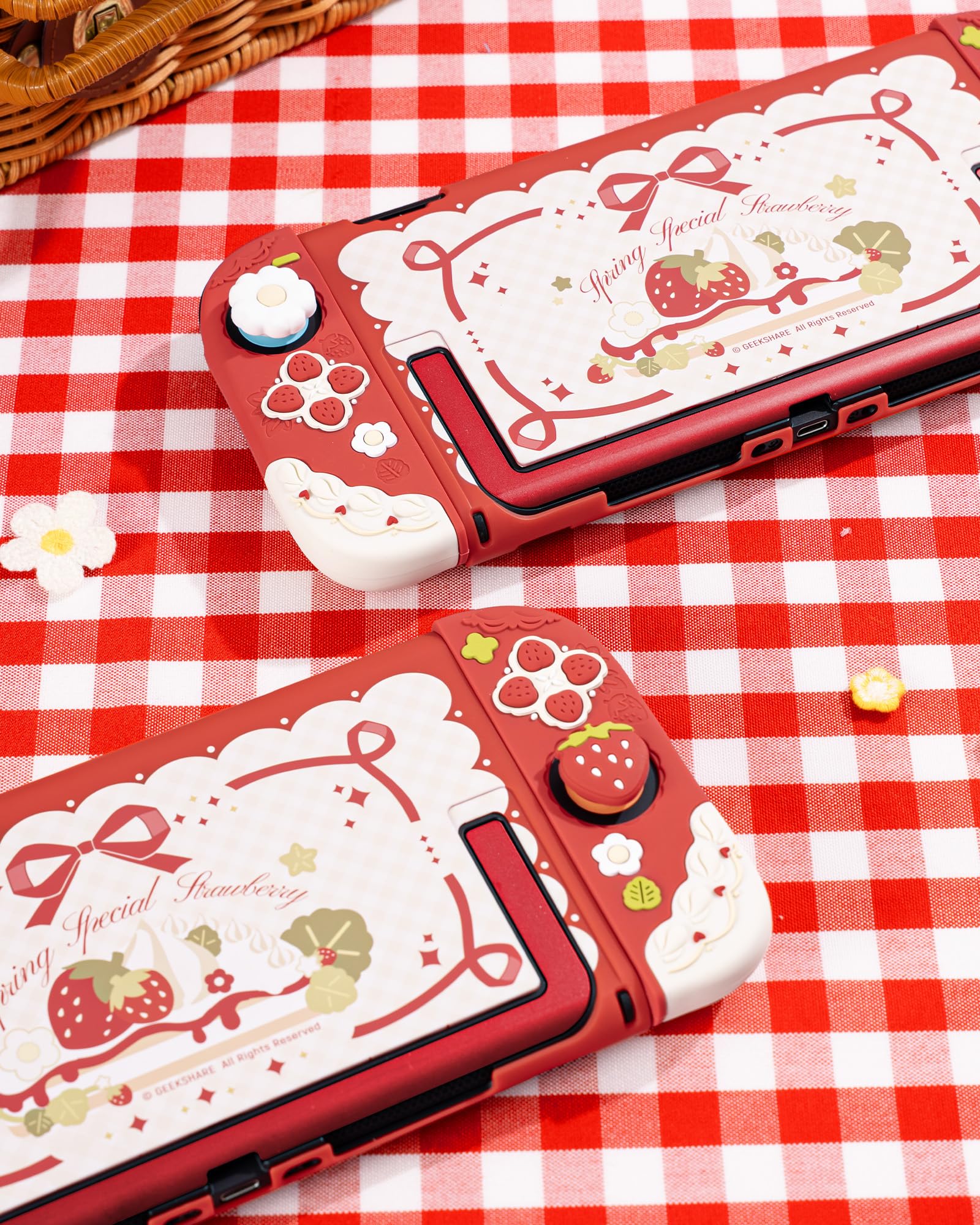 GeekShare Coque de Protection en Silicone Souple Compatible avec Switch 2 Coque Anti-Rayures Compatible avec Switch 2 Coque Amovible avec 2 Capuchons Poignée de Pouce - Fraises avec Crème (Rouge)