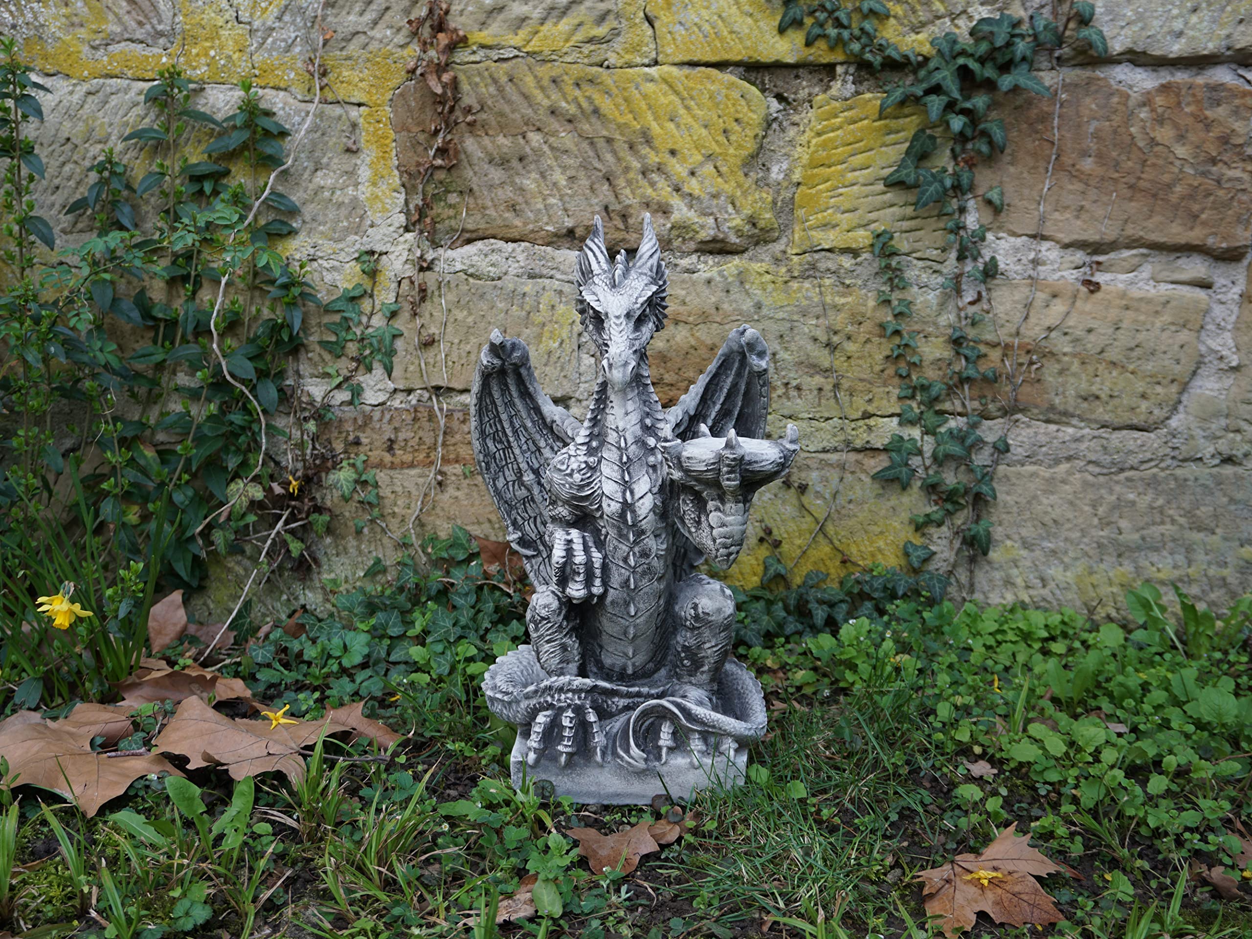 gartendekoparadies.de Drache auf Sockel Steinfigur, 51 cm, 18 kg