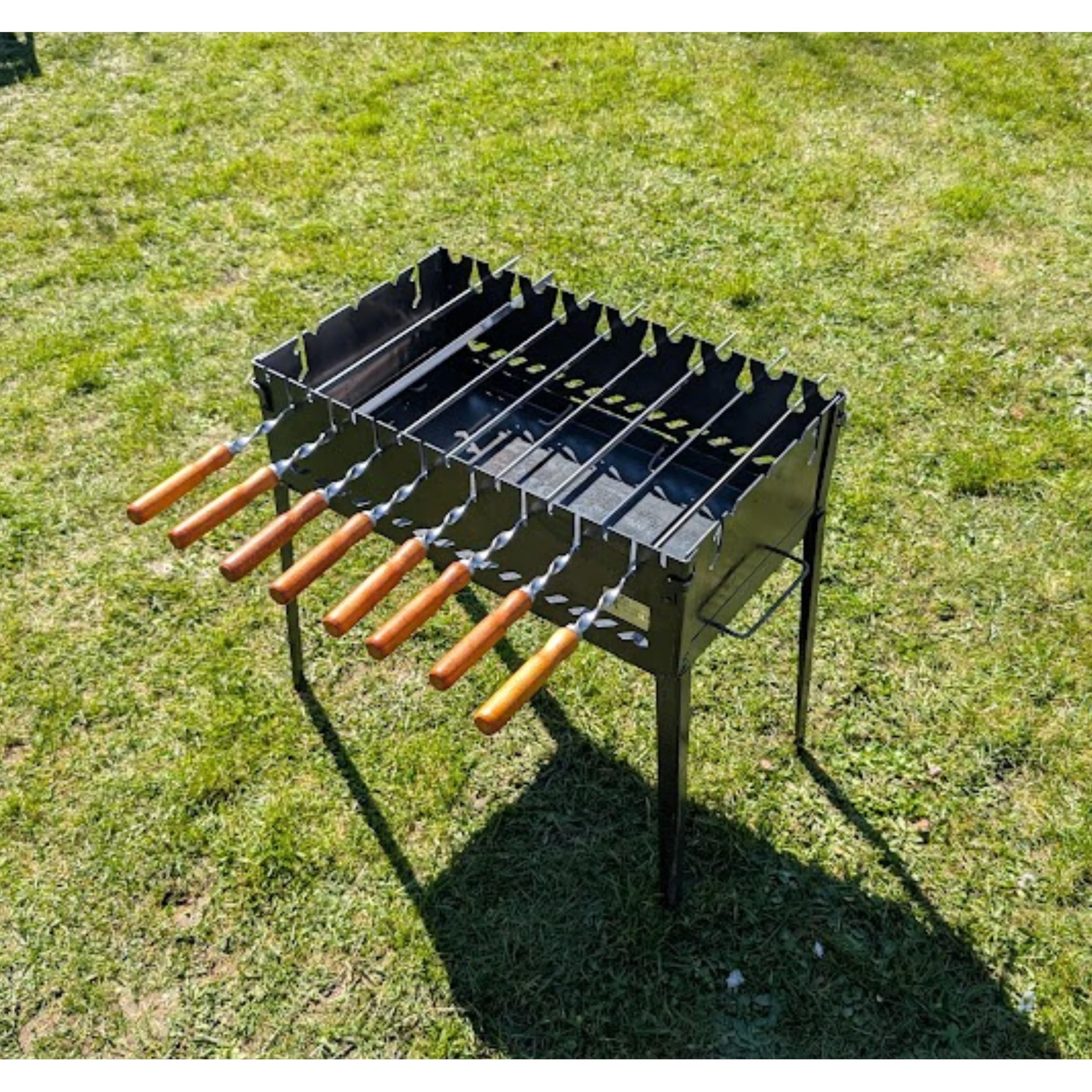 Smokehouse Klappbarer Mangal Grill für 6 oder 8 Spieße – Faltbarer Schaschlikgrill aus 2 mm Stahl – Tragbarer Holzkohlegrill ohne Montage, Camping BBQ, Picknick & Angeln