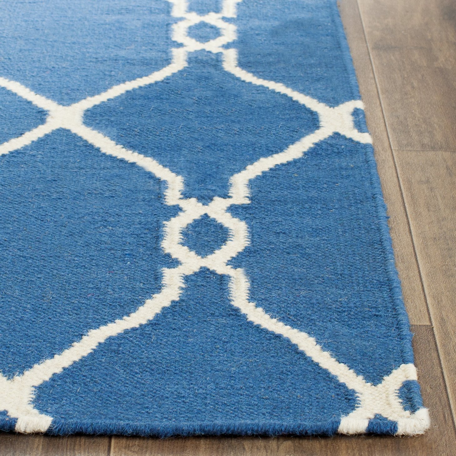 SAFAVIEH Tapis Contemporain pour Salon, Salle à Manger, Chambre à Coucher - Dhurrie Collection, Tapis à Poil Court, Bleu foncé, 91 X 152 cm