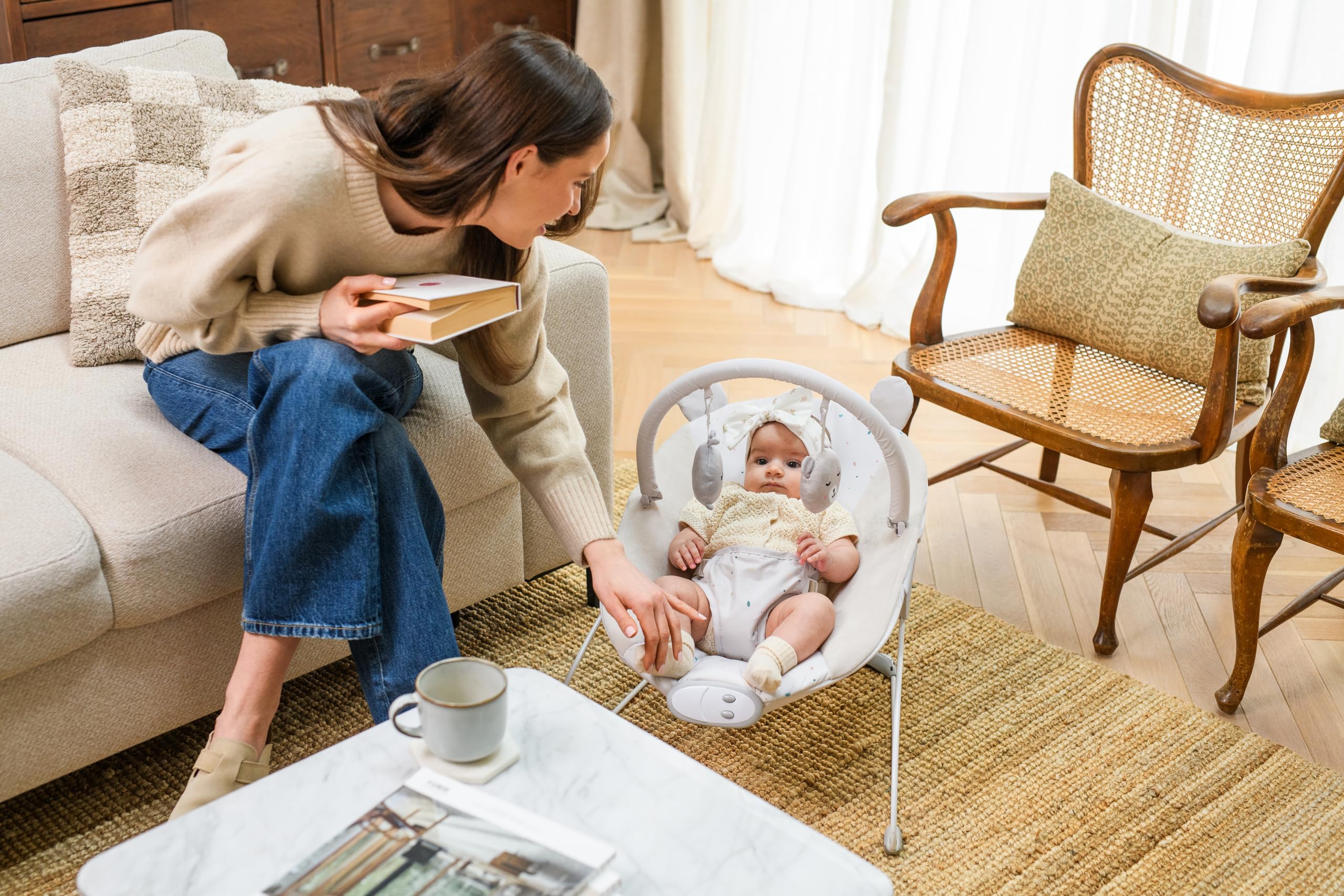 MoMi GLOSSY sdraietta per bambini fino a 9 kg, cintura 3 punti, struttura in metallo con piedini antiscivolo, 1,7 kg, 58×49×53 cm, modulo sensoriale per lo sviluppo del bambino