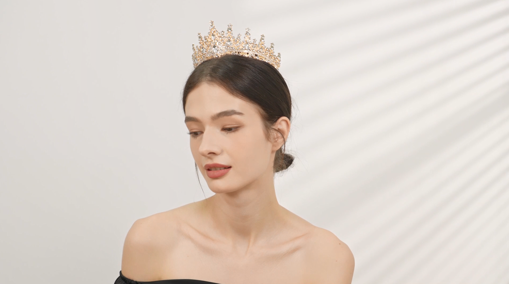 Amazon.com: Gold Crown for Women Crystal Princess Tiaras Rhinestone Queen  Headband Wedding Bridal Hair Accessories Birthday Prom Pageant Party Coming  of Age Ceremony Photo Props : Clothing, Shoes & Jewelry