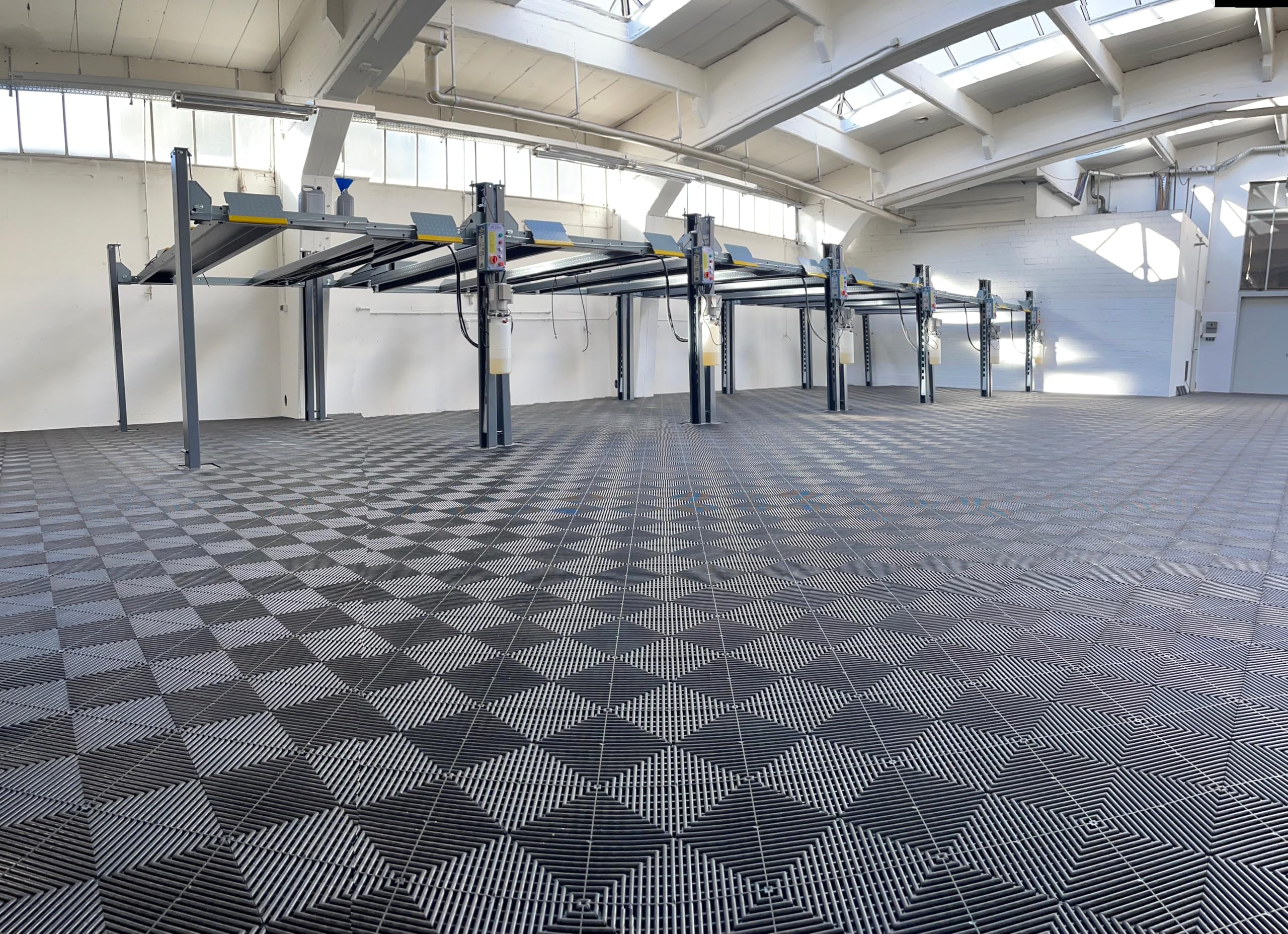 Floor Brothers Klickfliesen für Werkstatt Garage Messen Halle Showroom | Bodenfliesen in 39,5x39,5cm Grün