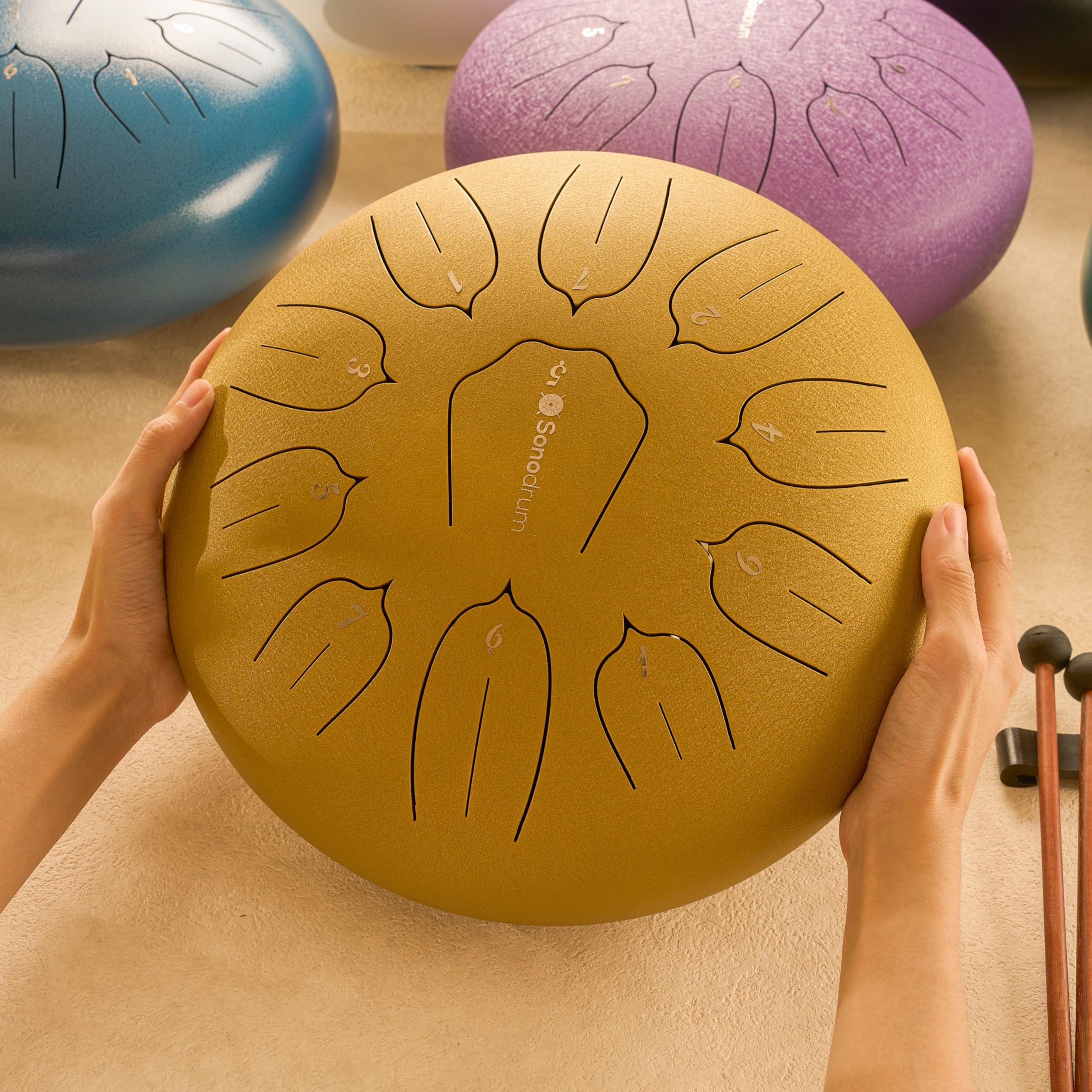 tamburo a lingua d'acciaio 'Standard' in Do Maggiore, oro - 30 cm con 11 note - steel tongue drum con canzoniere, mazzuoli, fingersticks e borsa da trasporto. Senza leggere le note.