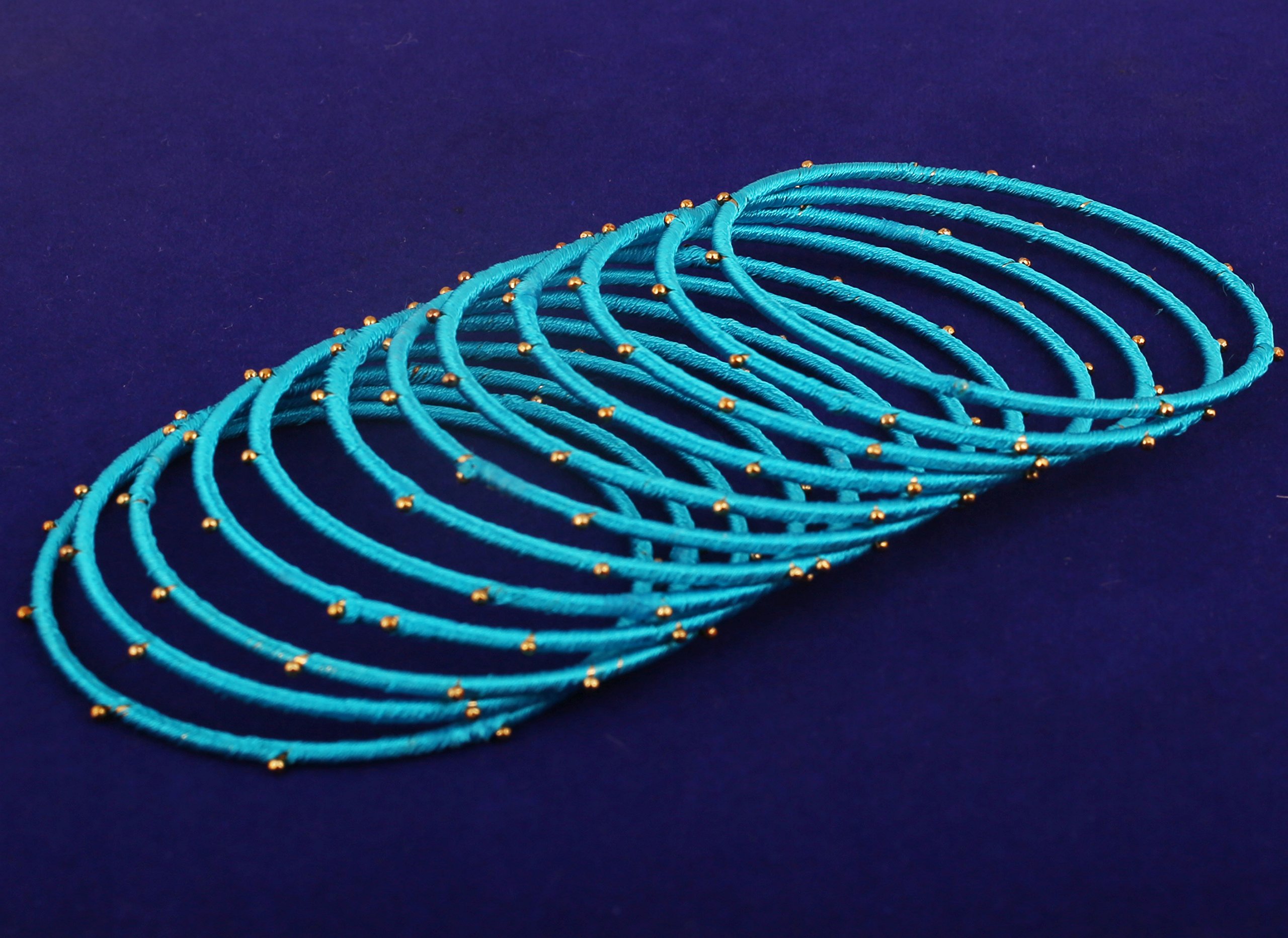 Touchstone Brazalete de hilo de seda hecho a mano con imitación de hilo de seda de aspecto exótico con cuentas pulseras brazalete de diseño azul turquesa para mujer Conjunto de 12