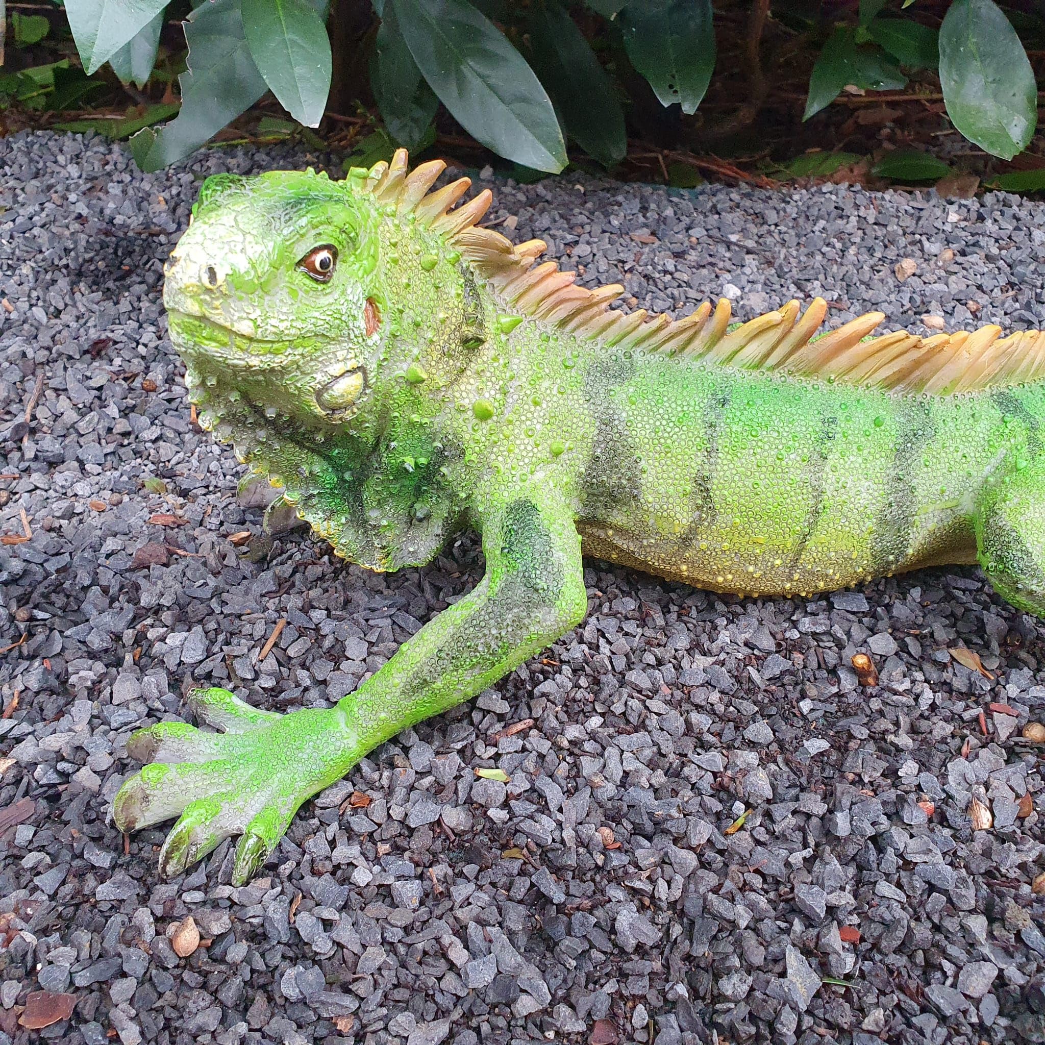 Gartenfigur Leguan 60 cm grün-braun flach breit – wetterfeste Leguanfigur Großformat gespreizt, Reptil Garten Deko Kunstharz