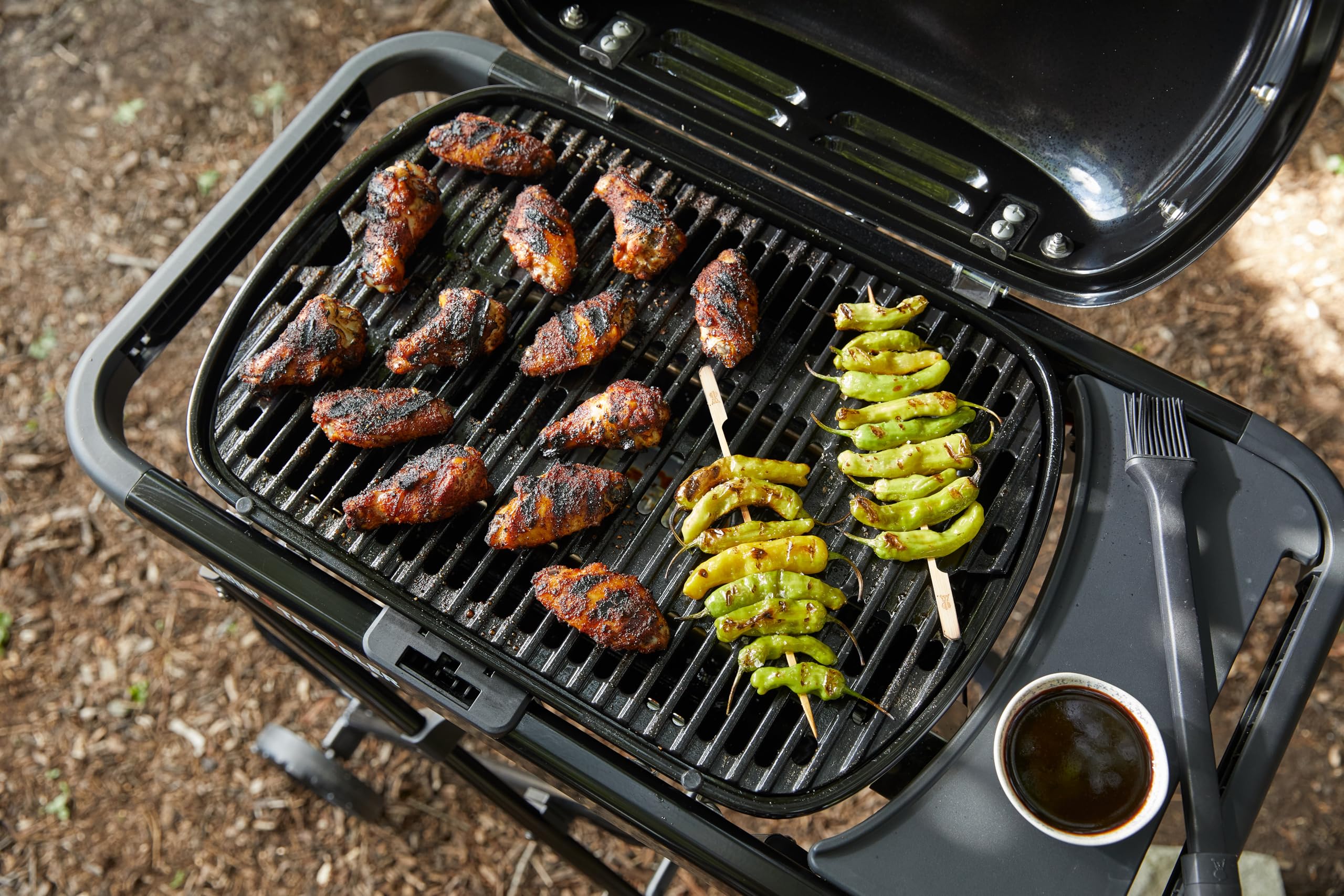 Weber Traveler Compact Gasgrill mit klappbarem Untergestell und Rädern