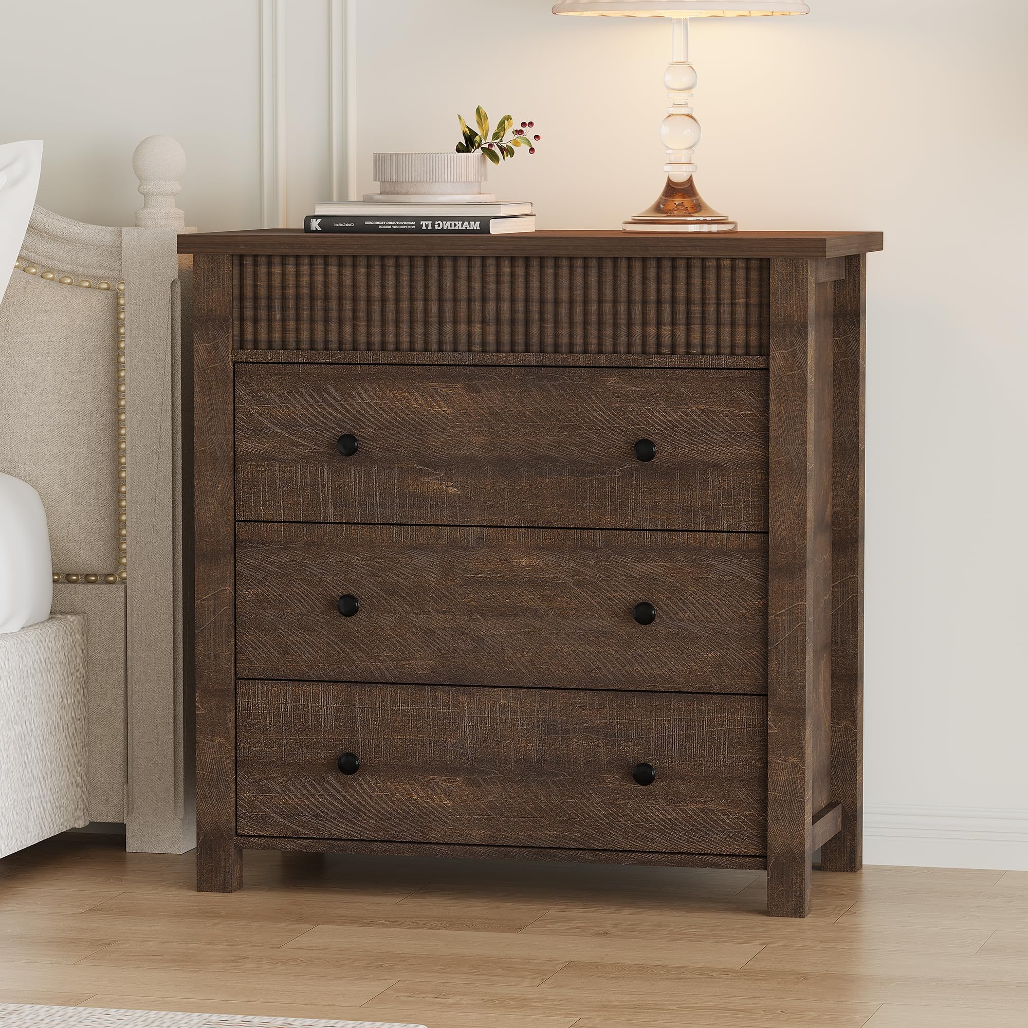 Zstar Moderne Kommode mit 3 Schubladen - Geriffeltes Holzdesign - Platzsparender Nachttisch/Beistelltisch mit Stauraum für Schlafzimmer, Wohnzimmer & Flur - Walnuss-Optik, Braunrot - 3 Schubladen