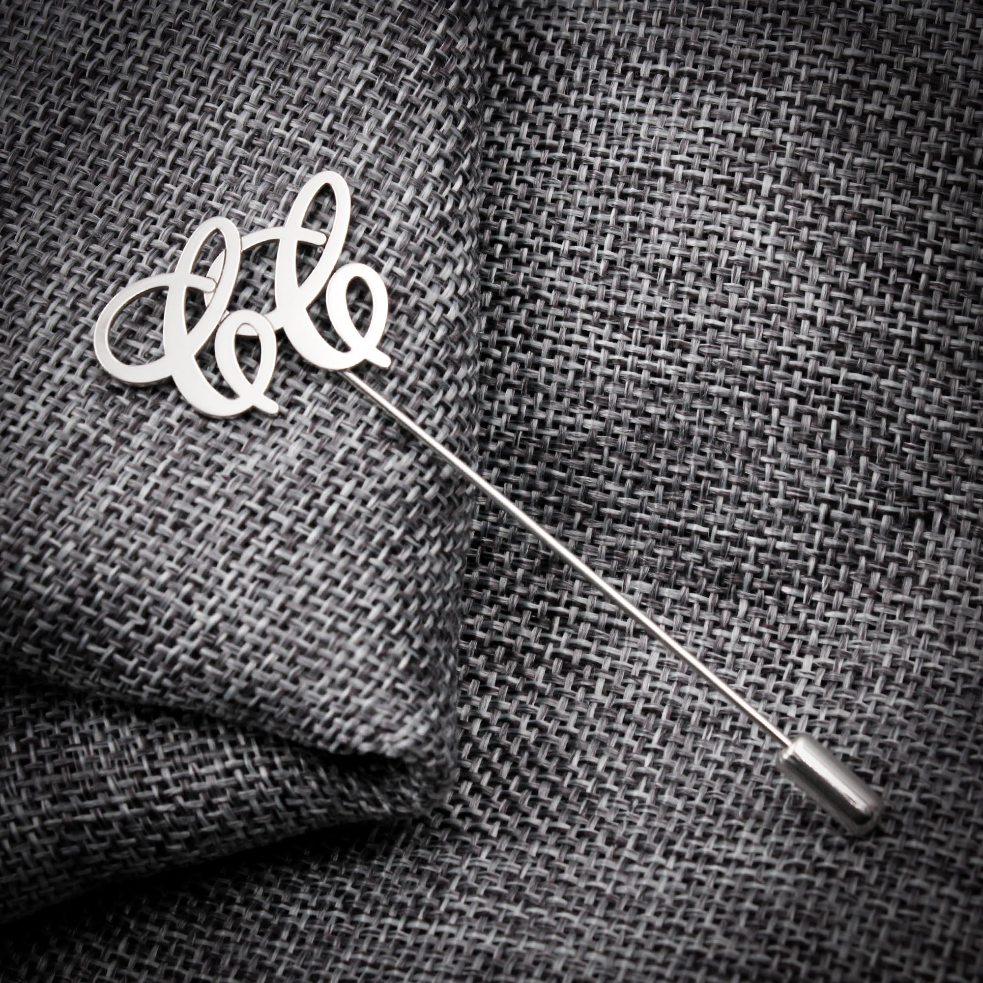 Alfiler de Solapa Personalizado con Iniciales en Plata de Ley 925 – Accesorio Elegante para Traje, Boda y Eventos – Regalo Original para Novio
