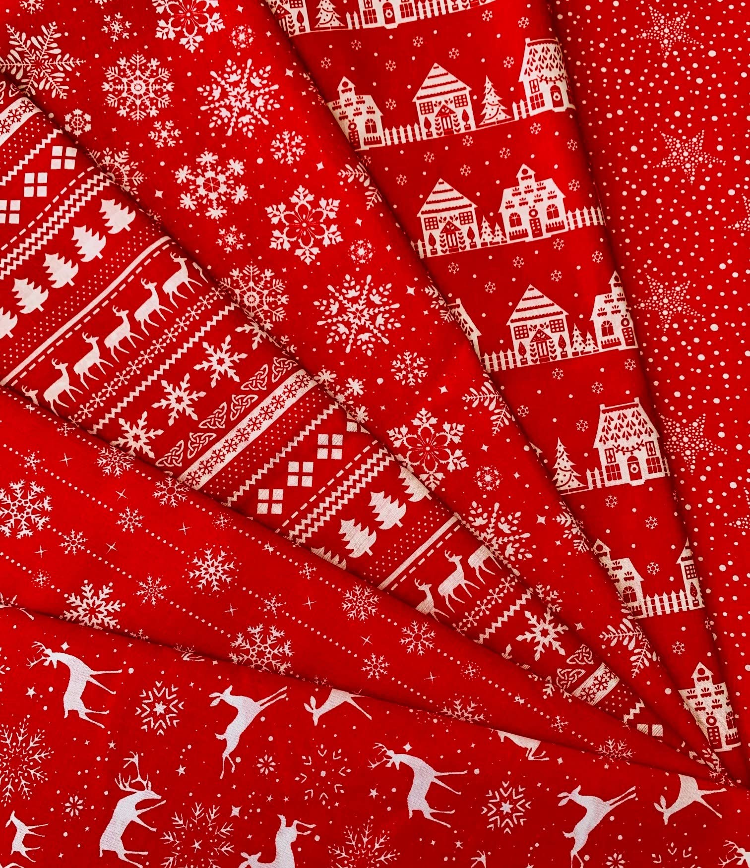 6 X Christmas Snowflakes Gingerbread Men Dogs Polycotton Fabric Fat Quarters Bundle - Sewing Quilting Dress Fabric - Simply Sew Crafty™ (Red)