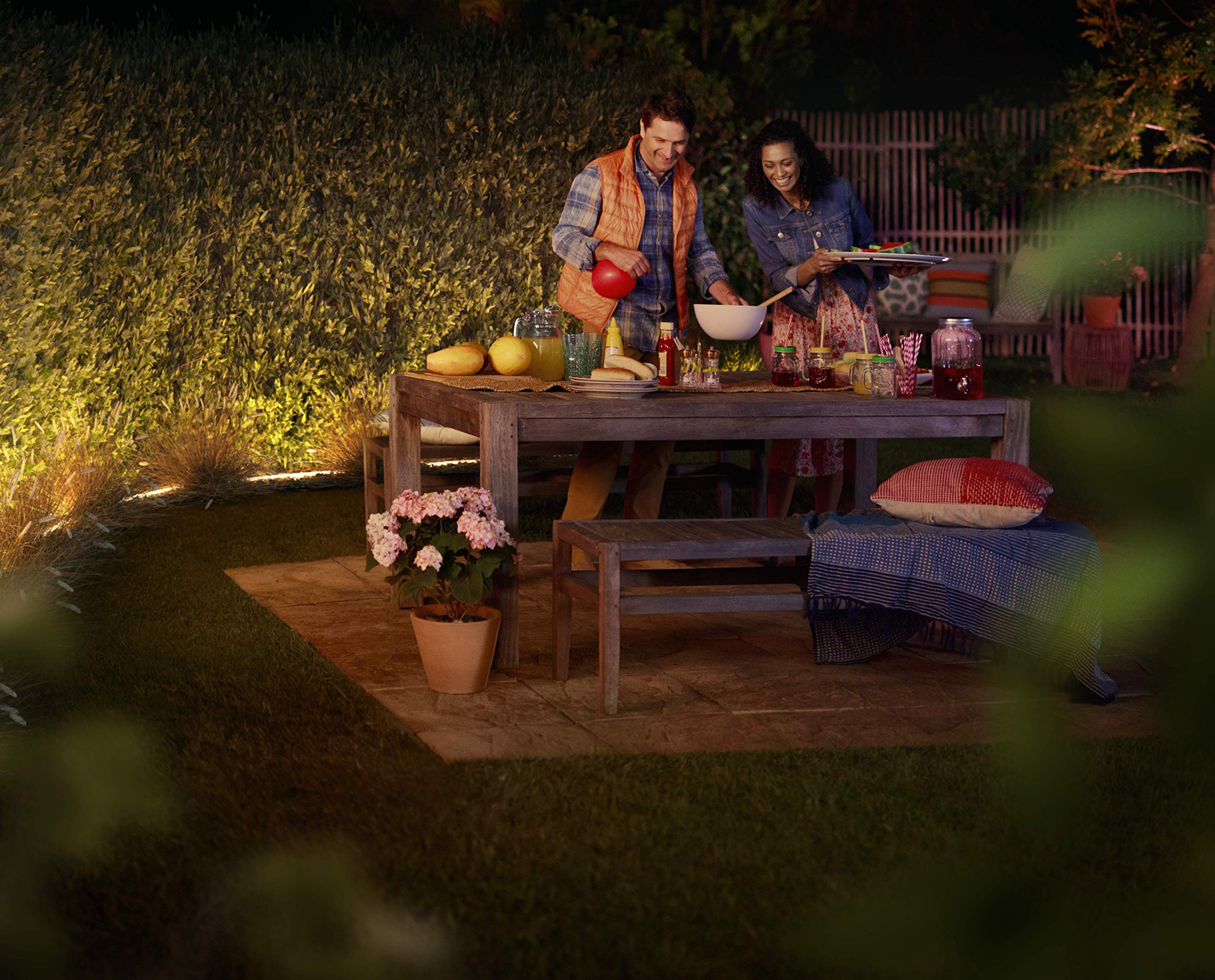 Philips Hue White and Color Ambiance LED Outdoor Lightstrip, 5 Meter, 1600lm, dimmbar, komplett wetterfest, 16 Mio. Farben, steuerbar via App, kompatibel mit Amazon Alexa (Echo, Echo Dot)