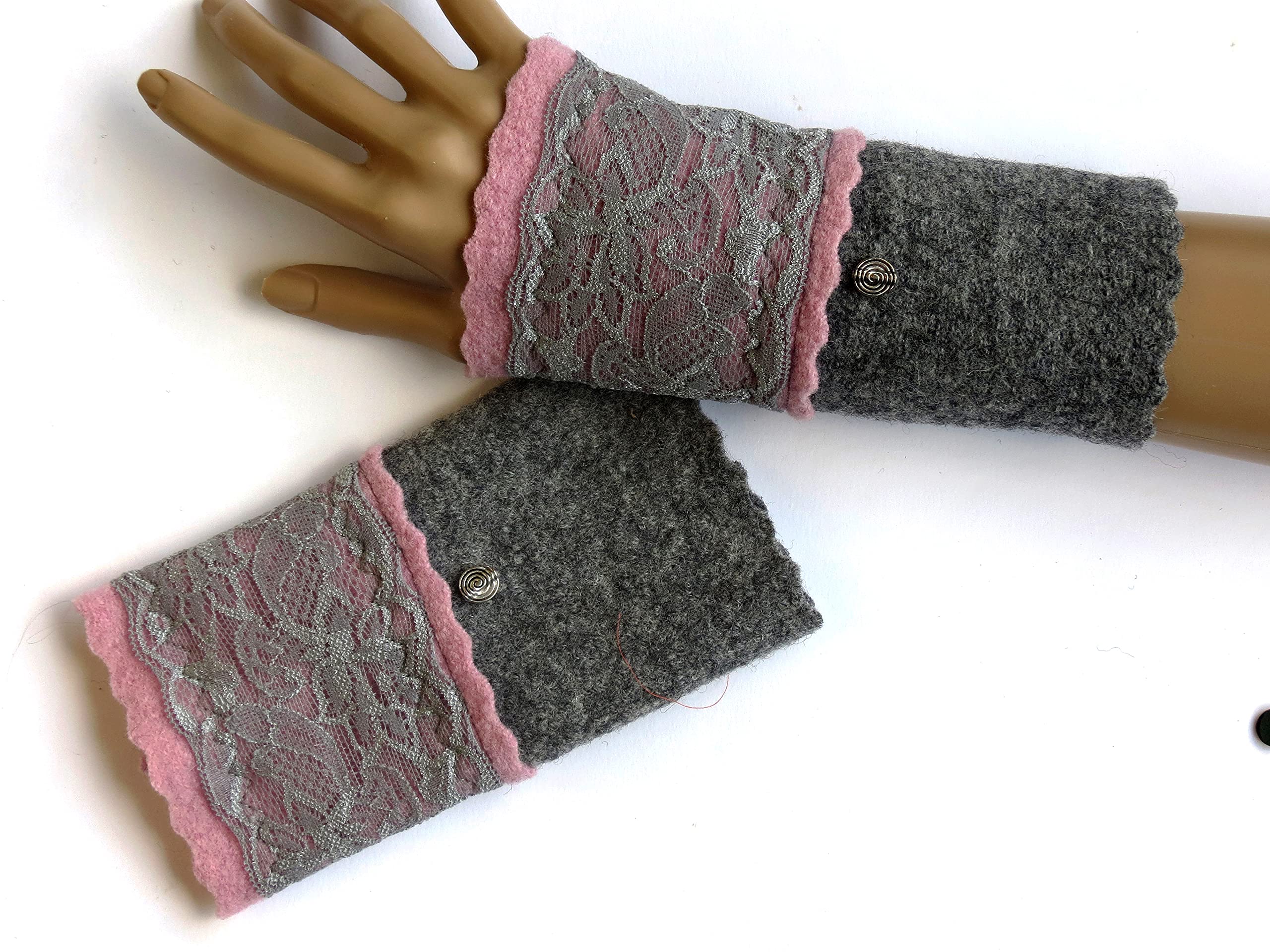 Armstulpen/Pulswärmer mit Spitzenapplikation: Walkwolle (Walkloden, Kochwolle) in Grau und in Altrosa-Ton, elastisches Spitzenband in Hellgrau; Charm (Designer-Perle), Zierstich