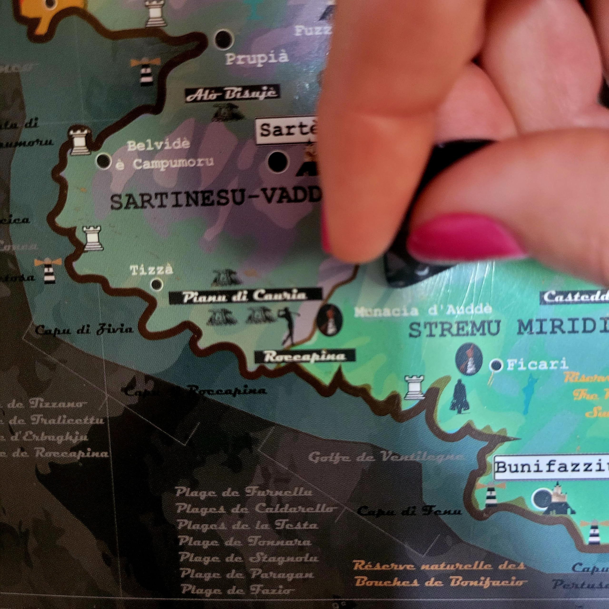 Carte de la Corse à gratter avec plus de 200 points d'intérêt à gratter au fil de vos aventures insulaires