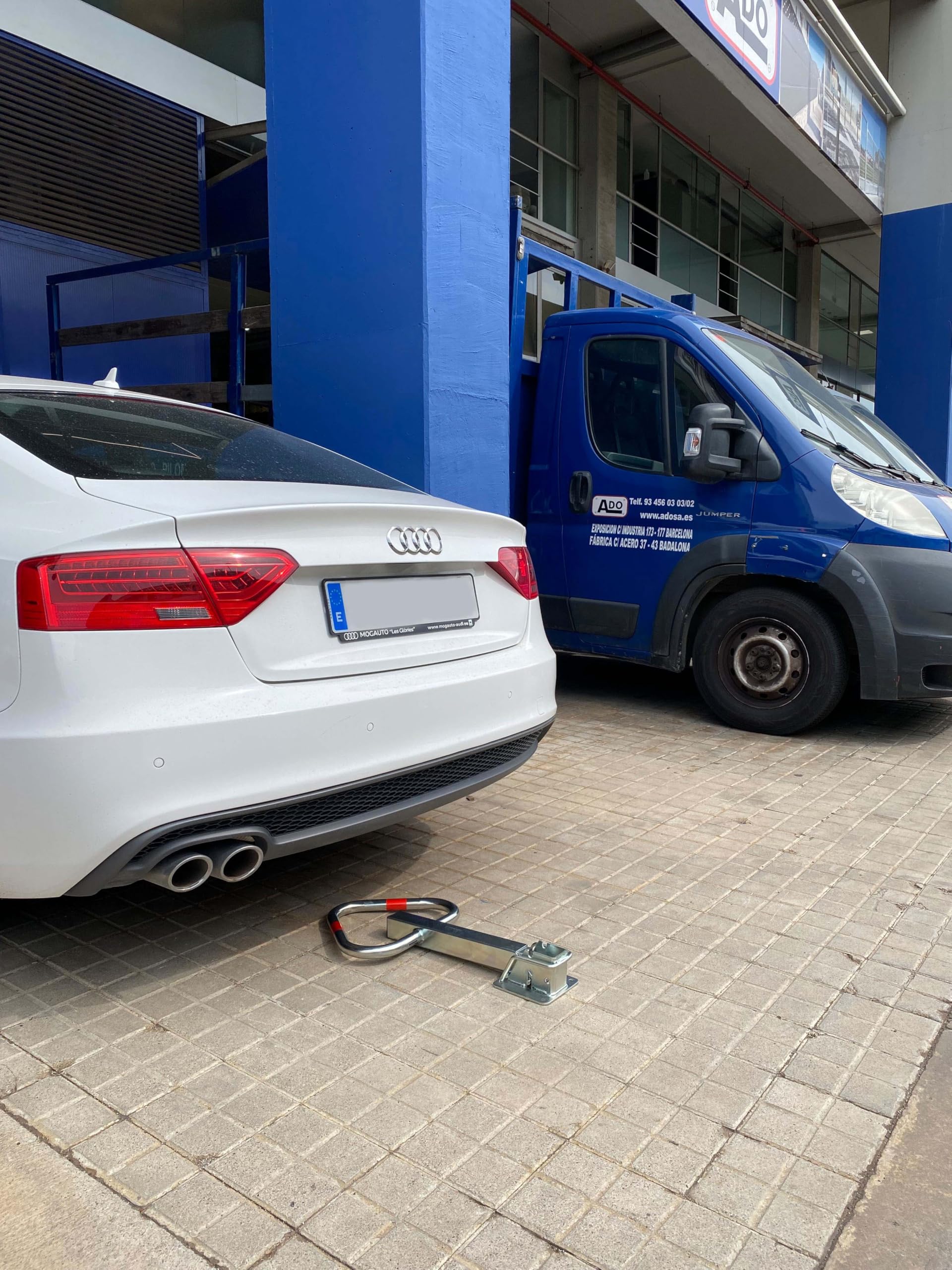 PAL - Barrera para aparcamiento abatible manual con cerradura kali, barreras para parking para reservar su plaza de aparcamiento (1)