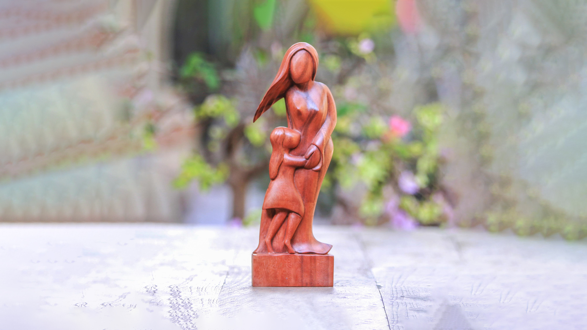 Estatua de Madera Natural Madre e Hija 14.25 in miniatura 5