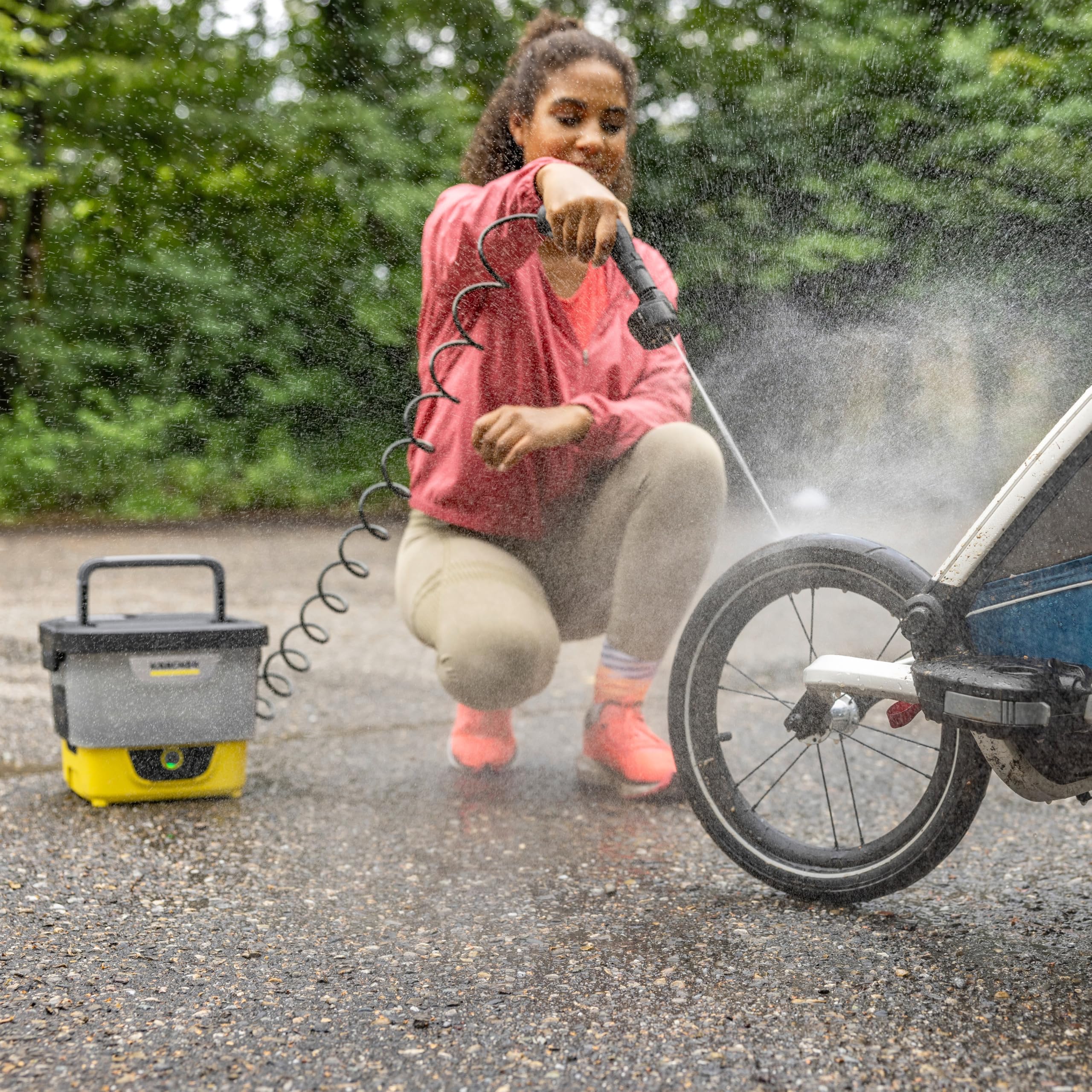 Kärcher Limpiador exterior móvil OC 4 Bike Kit, Caudal: 2 l/min, Peso: 3,1 kg, depósito de agua: 8 L, batería de iones de litio, manguera en espiral, filtro de unidad, cepillo universal, Multi Jet 4