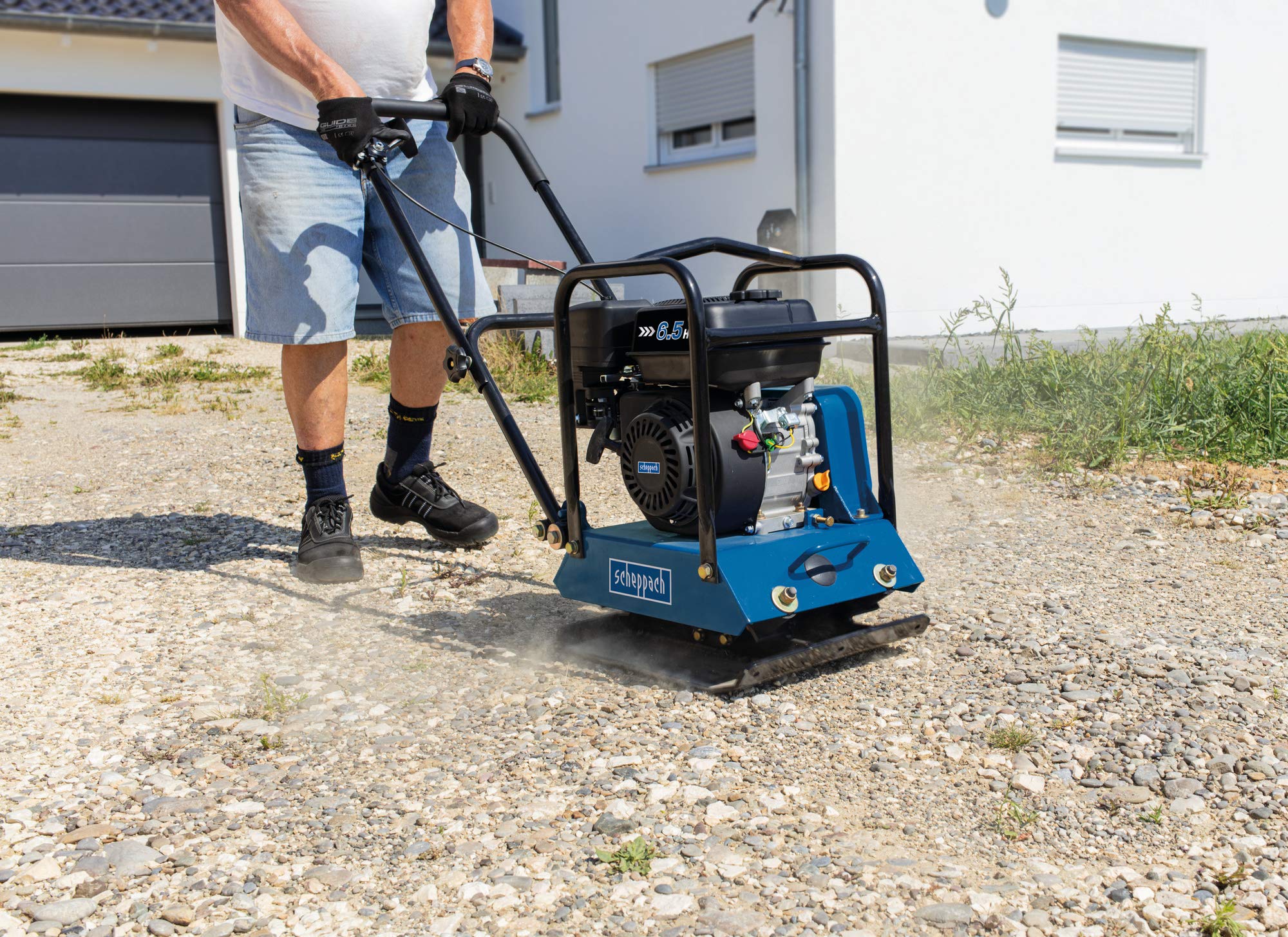 Scheppach Benzin Rüttelplatte HP1200S | 6,5PS Leistung | 15kN Verdichtungsdruck - 30cm Verdichtungstiefe | Vorlaufgeschwindigkeit 25 m/min | inkl. Gummimatte und Fahrvorrichtung