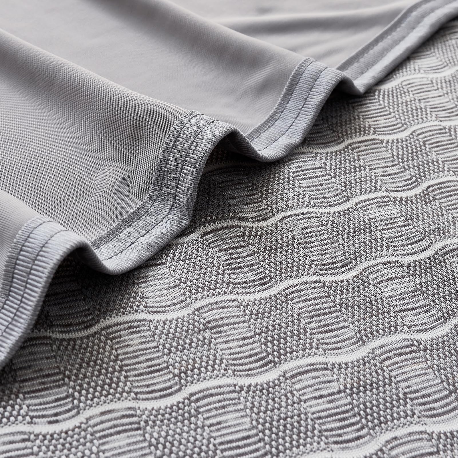 OIGAE Couverture rafraîchissante, fraîche pour lit et canapé, 130 x 150 cm, fine, légère, respirante, douce, design jacquard double face, gris