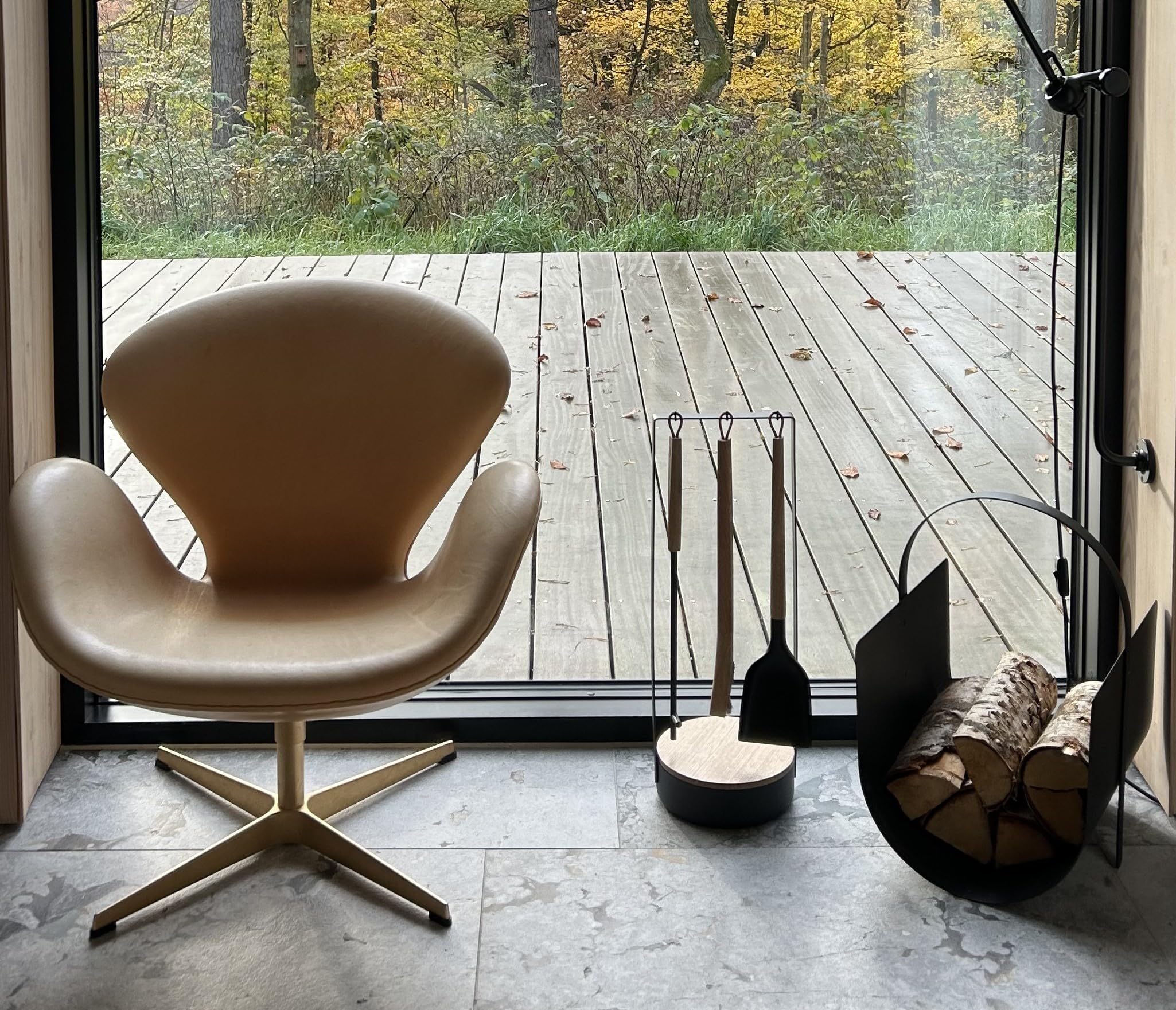 Morsø Adrian Kaminbesteck - das Original, hochwertige Designer-Kamingarnitur, 4-teiliges Kamin Set mit Schaufel, Besen und Feuerhaken & Ständer, schwarz/Holz natur