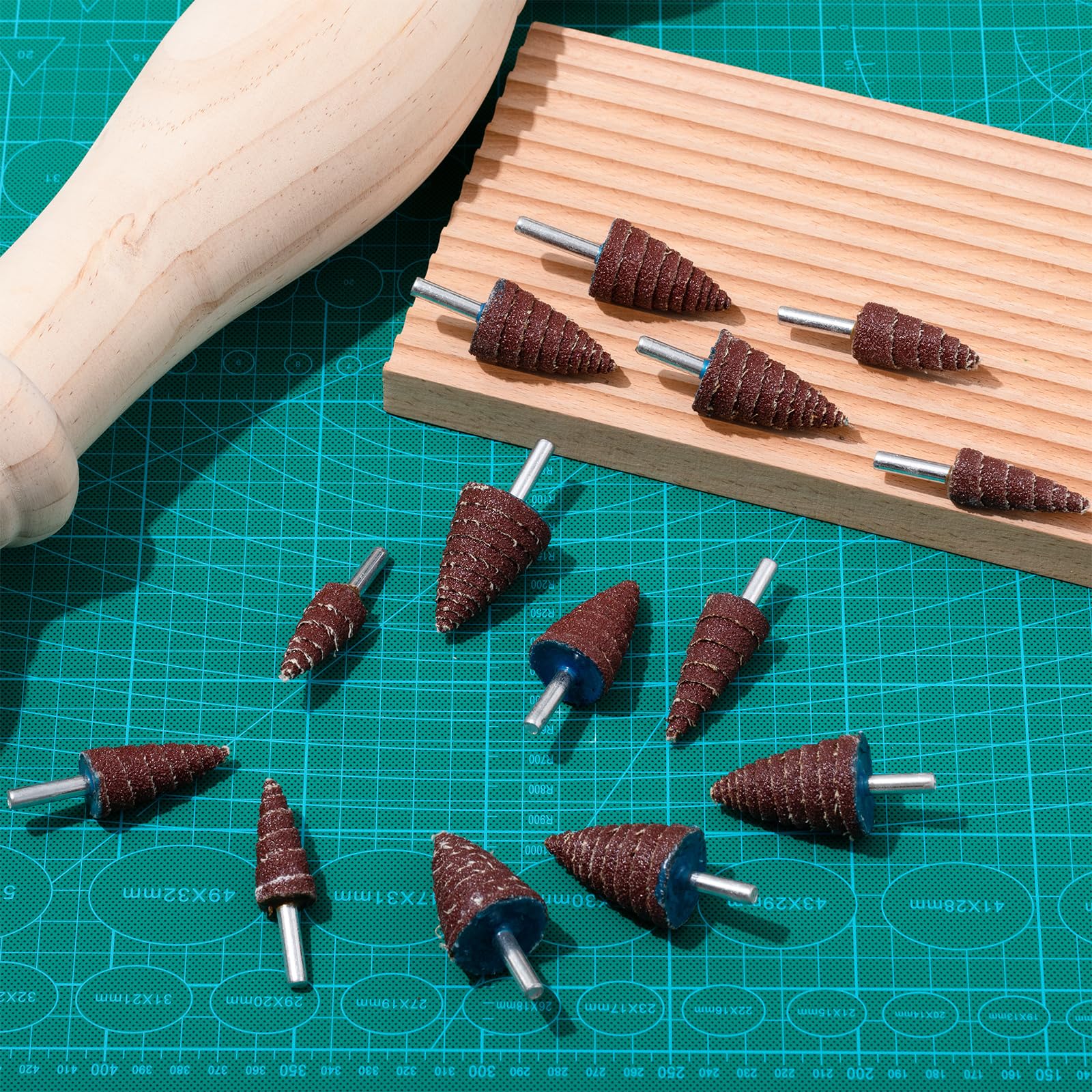 Yalikop 80 pezzi 1/4 "Shank 80 Grit Cone Shape Abrasive Abrasive Levigatura Bit 4 Dimensioni Flap Levigatura Mola Testa per Grinding Lucidatura Rimozione Ruggine Sbavatura