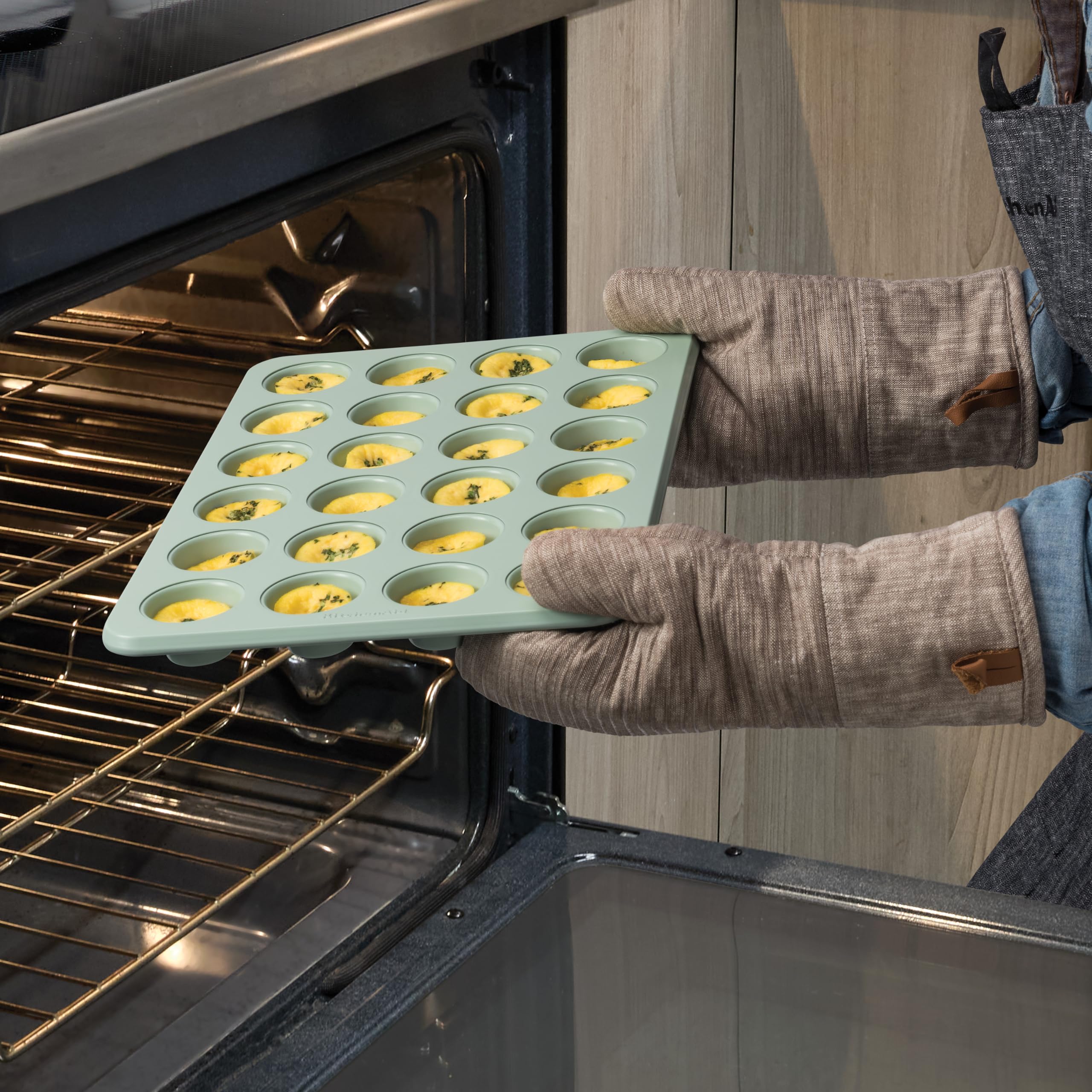 KitchenAid Moule à muffins anti-adhésif en acier aluminisé de fabrication suisse 24 tasses, passe au lave-vaisselle, pistache