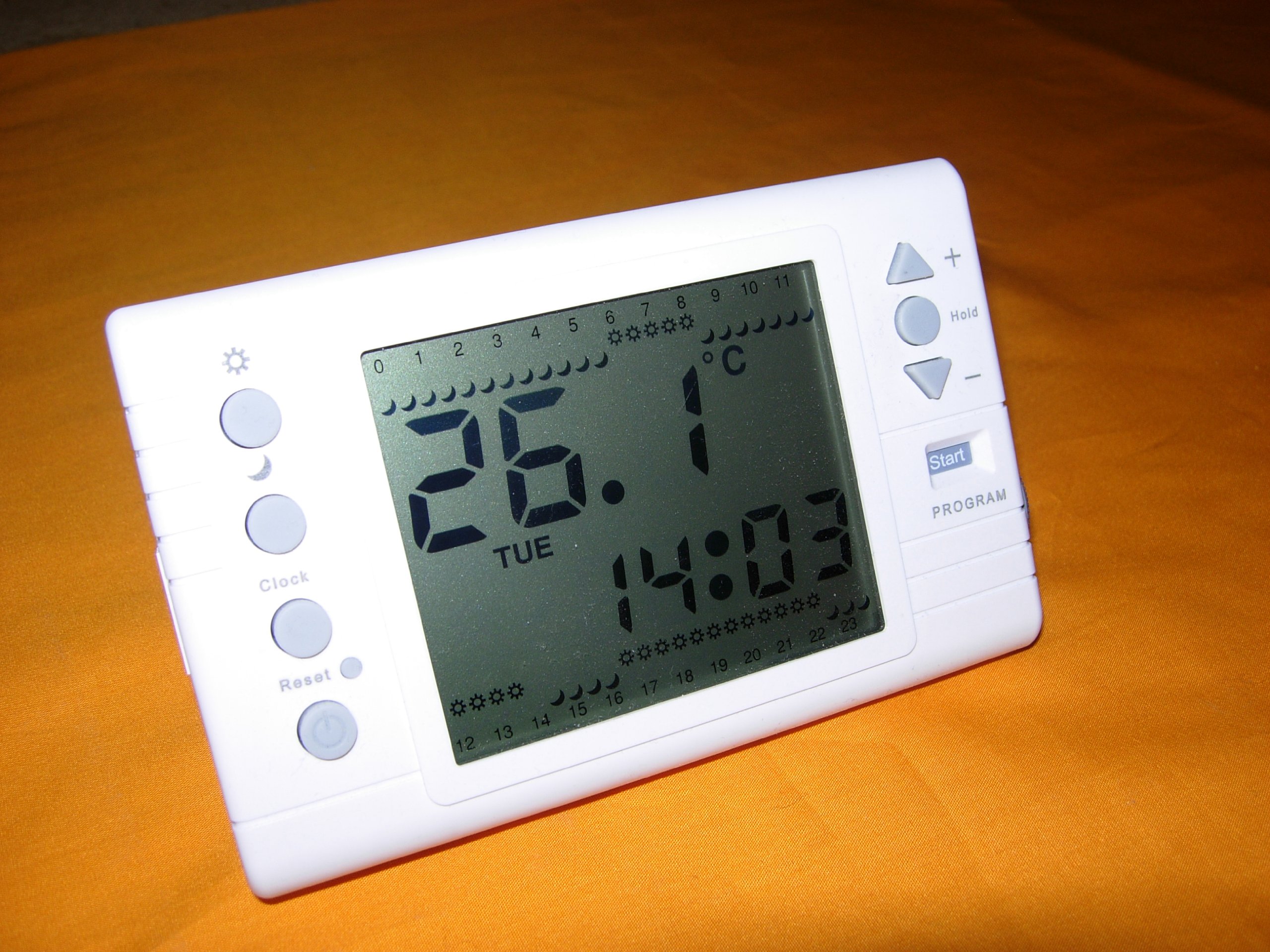 LARGE SCREEN LCD PROGRAMMABLE ROOM THERMOSTAT