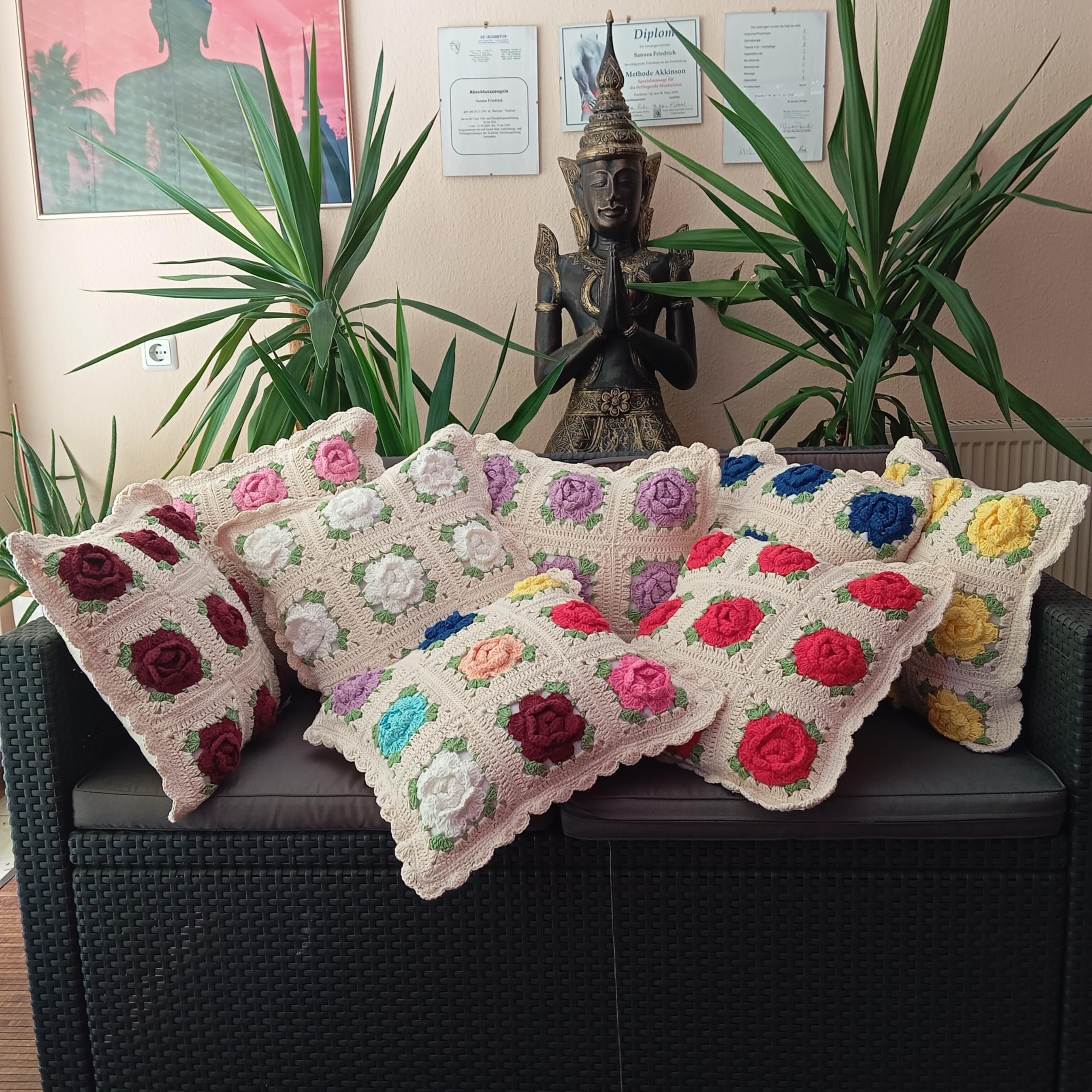 Kissenhülle gehäkelt mit Rosenmotiv 40x40 cm – Handmade Vintage Boho Sofakissen, handgefertigte Kissenhülle aus Wolle & Leinen, dekoratives Kissen ohne Füllung (rosa Rosen)