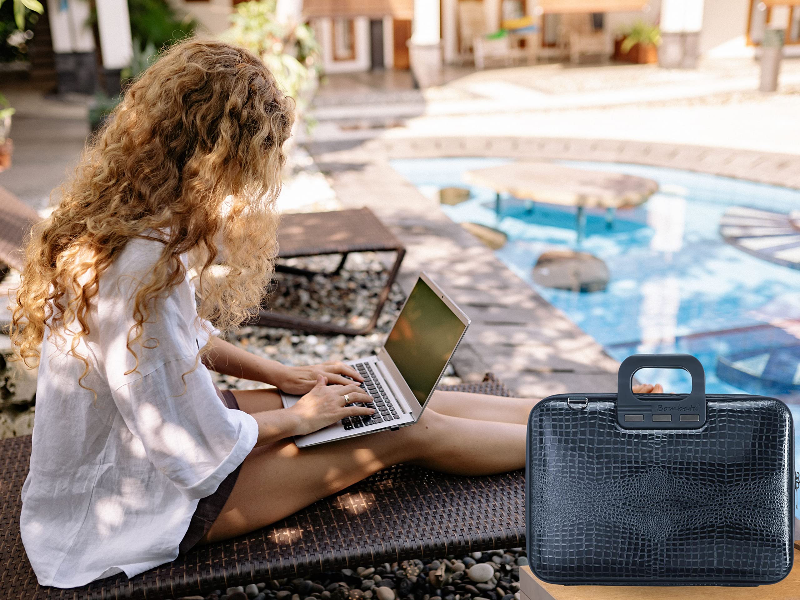 Bombata Shiny Cocco - Borsa Porta Computer con Tracolla, Elegante e Funzionale, Unisex, 100% Vegan, per Professionisti e Studenti, Blu - 13/14 Pollici
