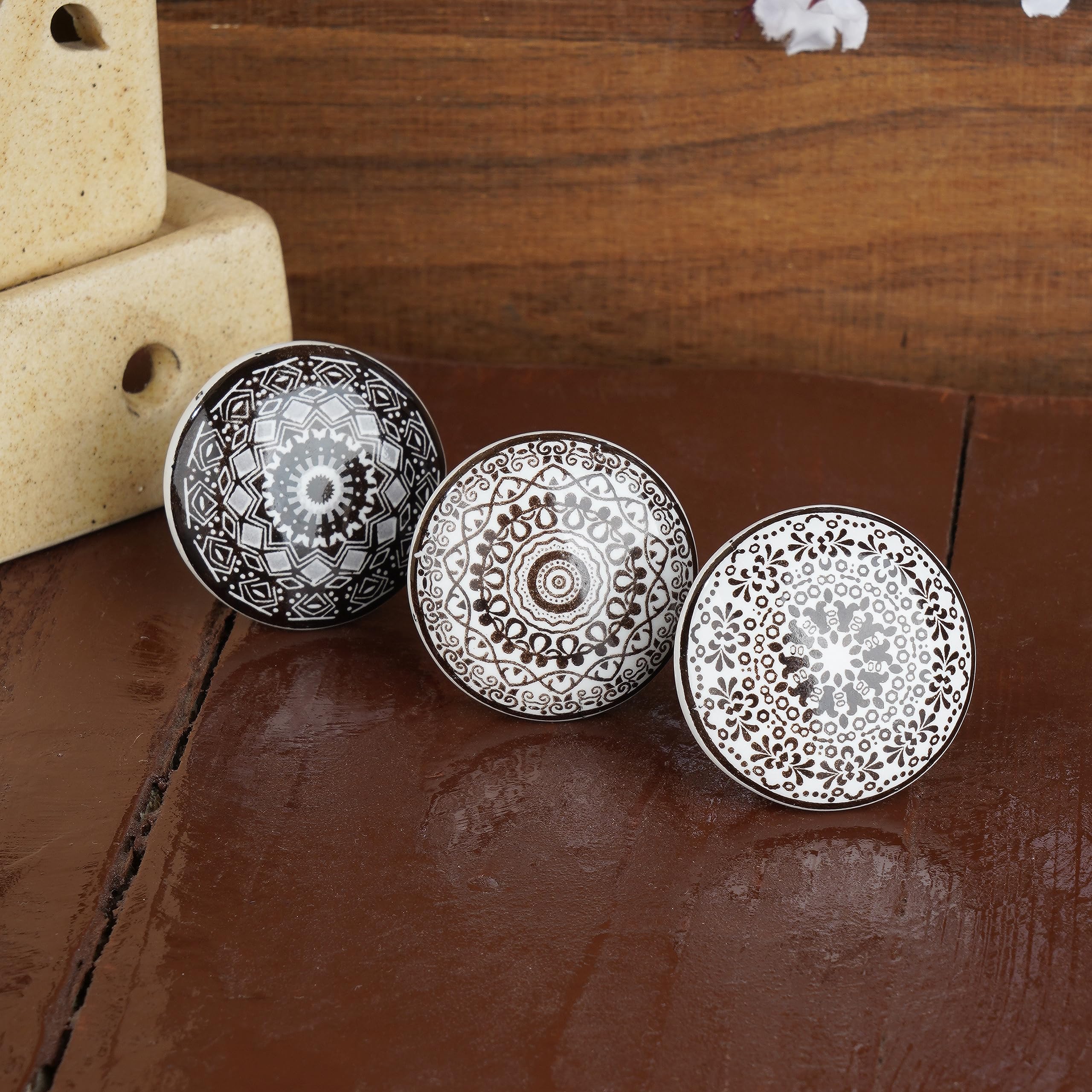 Ajuny Set da 18 Pomelli in Ceramica Bianco/Marrone Stampati – Maniglie Decorative per Armadi, Ante & Cassetti – per Cucina, Bagno & Camera – Finitura Lucida, Viti Incluse
