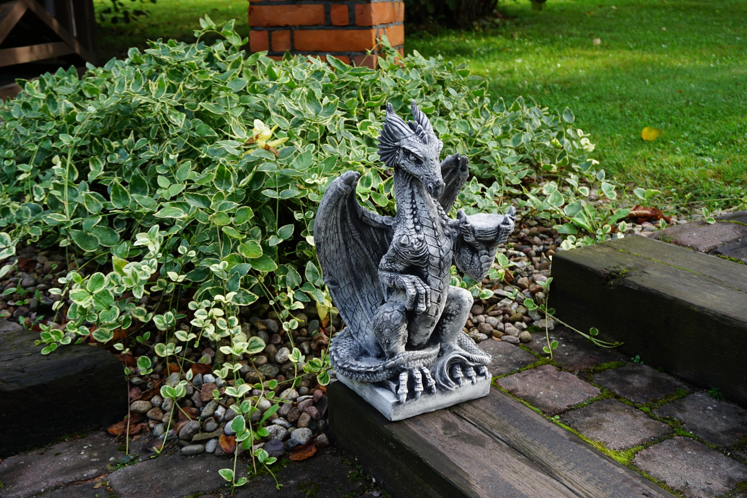 gartendekoparadies.de Drache auf Sockel Steinfigur, 51 cm, 18 kg