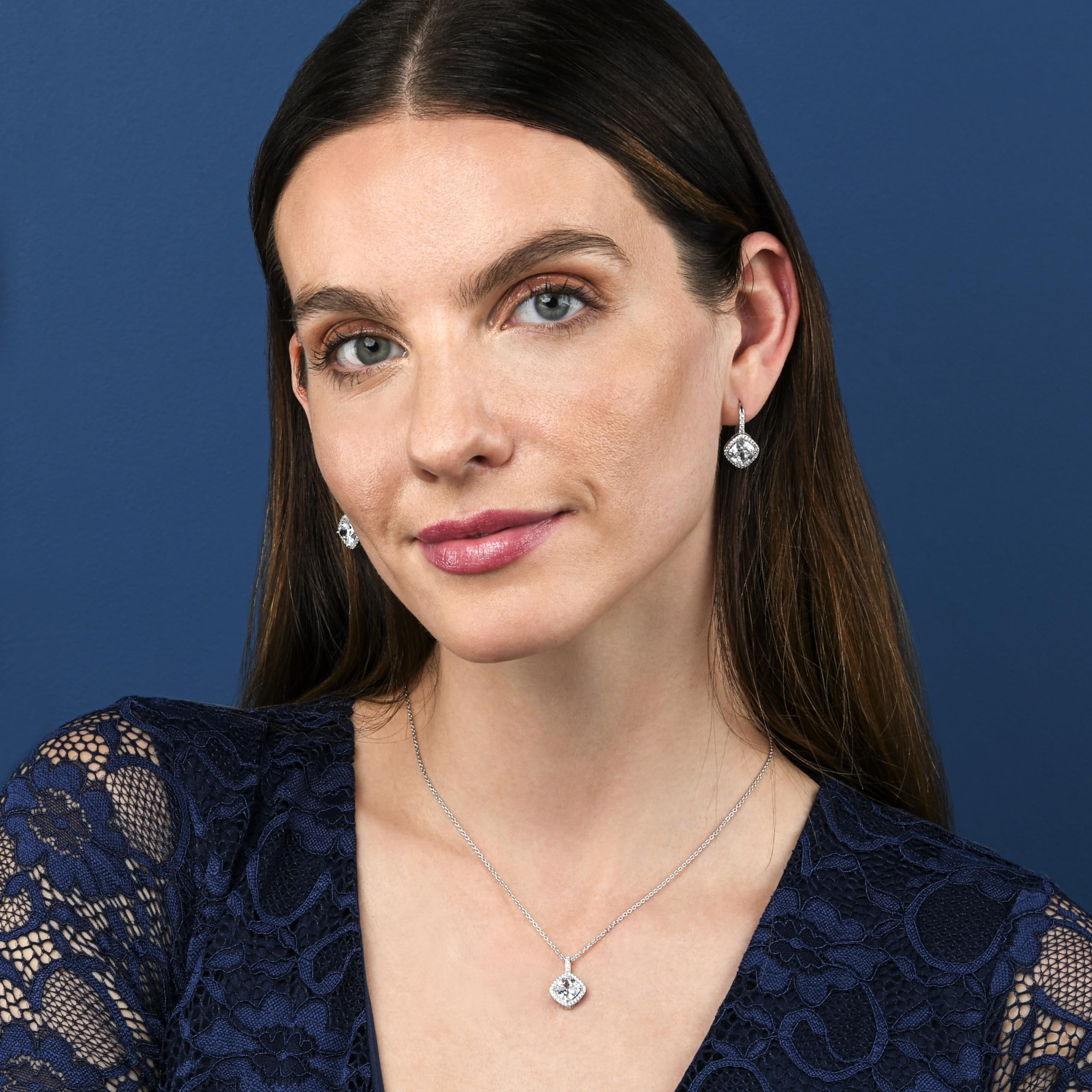 Diamond Treats 925 Sterling Silber Ohrringe für Damen und Mädchen, Cushion Cut hängende Ohrringe für Frauen mit grünen, blauen oder roten Zirkonia-Steinen, Klappbrisuren-Ohrringe aus 925 Silber