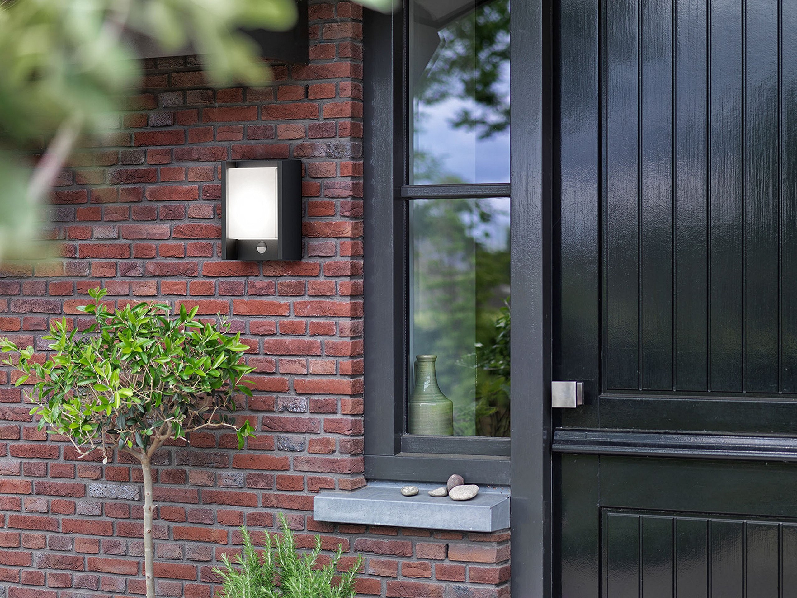 PHILIPS Arbour LED-Wandleuchte, Außenleuchte mit Bewegungsmelder, Außenbeleuchtung, 6 W, 750 lm, 4.000 K Kaltweißes Licht, IP44-Wetterfest, Integrierte LED, Langlebig, Anthrazitgrau