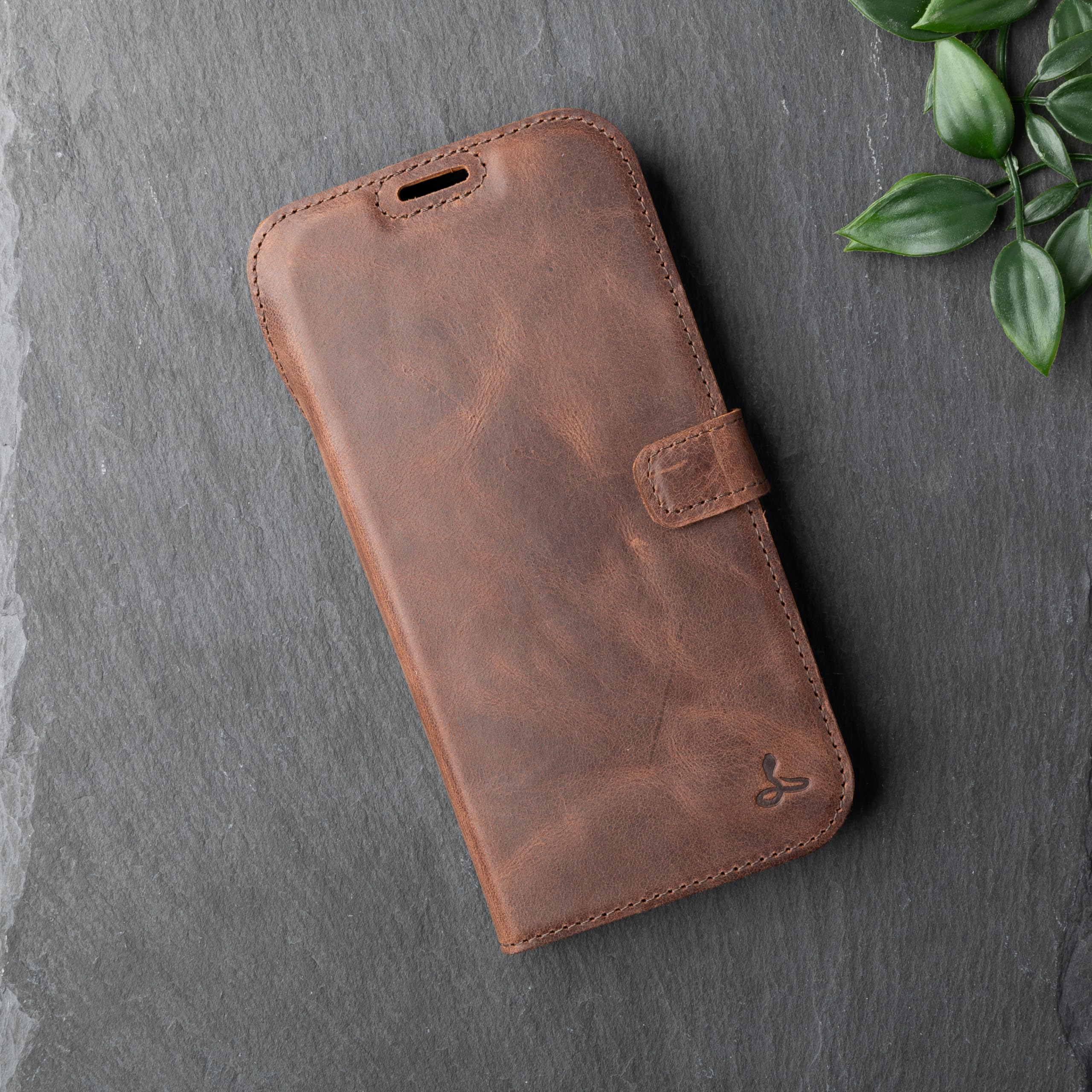 Snakehive Lederhülle für iPhone 17 Pro Max – Klapphülle mit Kartenfächern & Standfunktion (Braun)