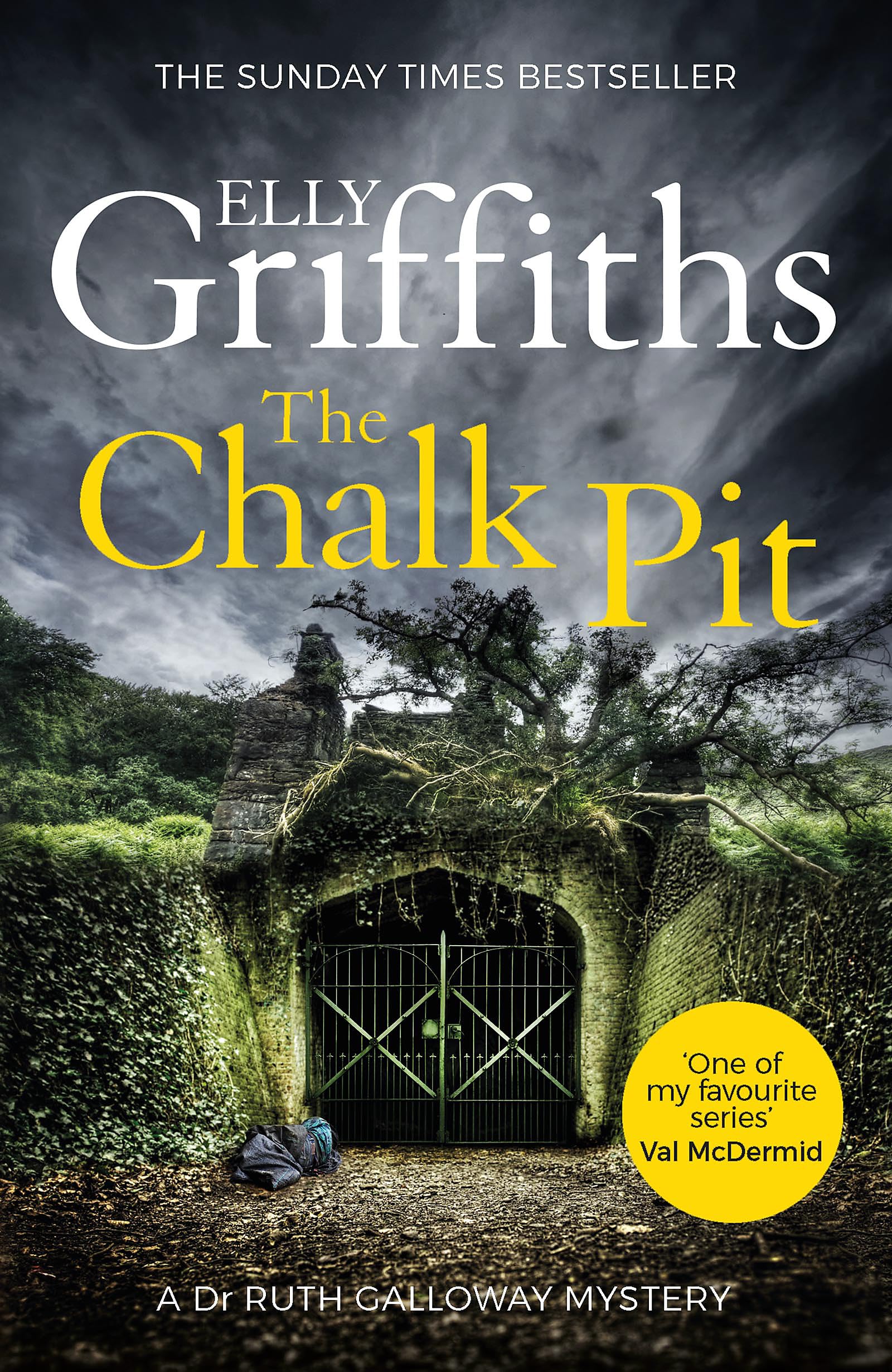 The Chalk Pit: The Dr Ruth Galloway Mysteries 9, Elly Griffiths, New Book