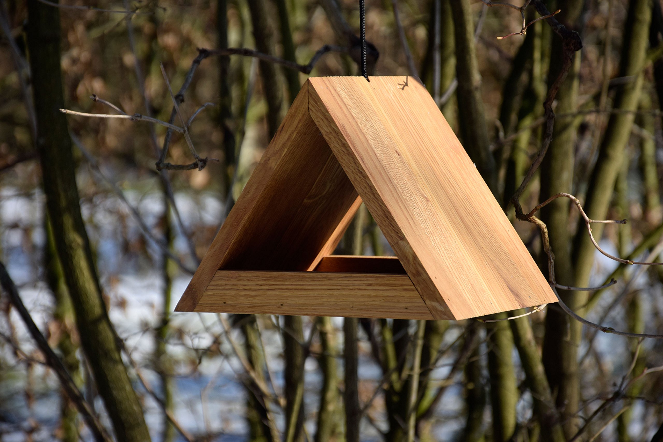 LUXUS-VOGELHAUS 46620e Design Vogelfutterhaus hängend - Vogelhaus Eichenholz Massiv - Futterstation zum Hängen - Dreieckiges Vogelhäuschen mit Futtertablet - 26,5 x 19 x 19 cm - Natur