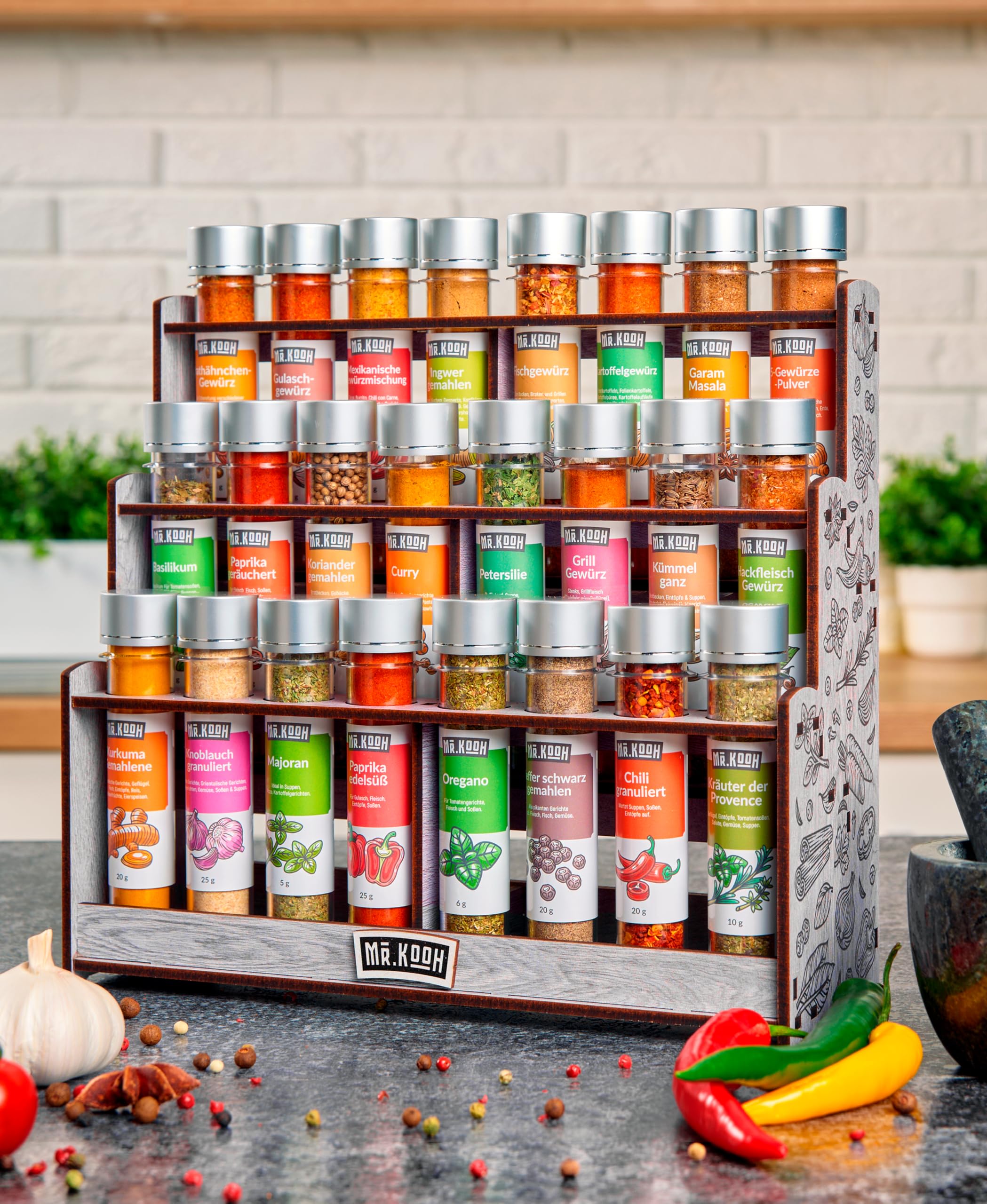 Mr. Kooh Gewürze Set - 24 Hochwertige Gewürzmischungen in Glasröhrchen mit Robustem Holzständer - 100% Natürliche BBQ Grillgewürze, Ideal als Exklusives Geschenkset für Feinschmecker