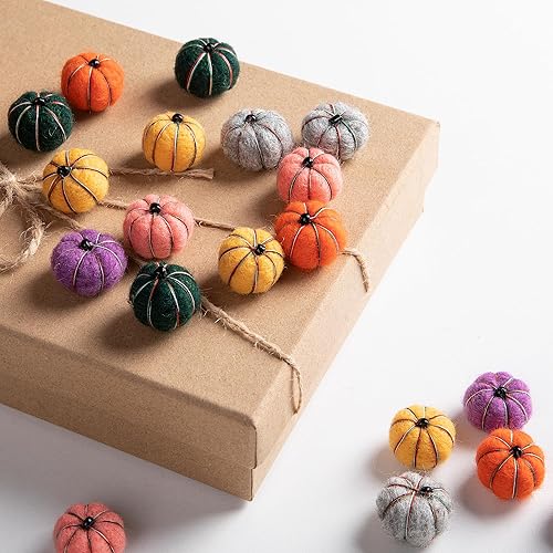 Miniatura 5 de Sfcddtlg 36 pompones de calabaza de fieltro pequeño de Halloween, 9 colores, mini calabazas de fieltro de lana hechas a mano para manualidades,