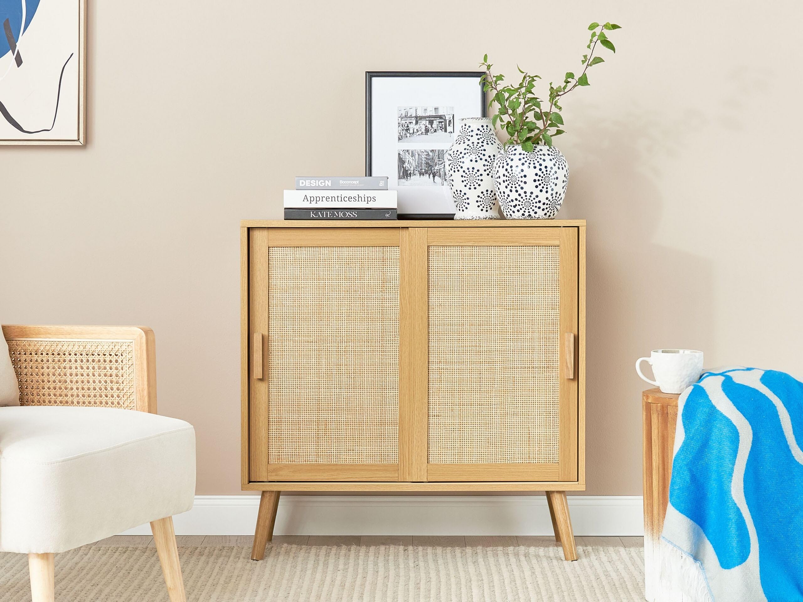 Beliani Buffet à 2 Portes Particules Bois et Rotin Clair avec Etagère Rangement Hodgen